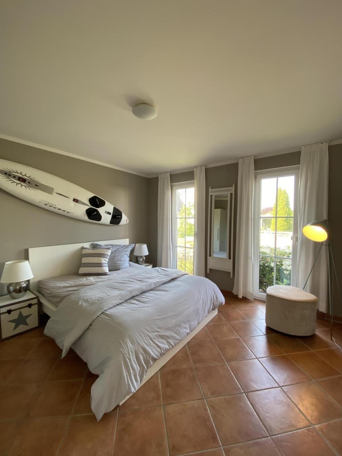 Lichtdurchflutete, großzügige Wohnung mit Südgarten, großer Terrasse in Privatstraße..