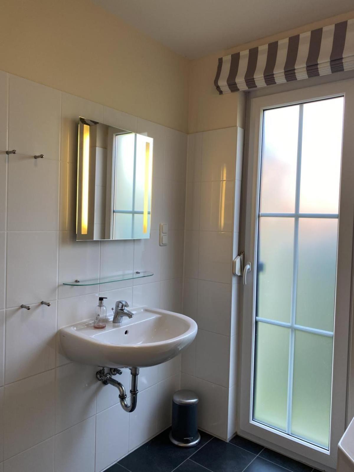 Lichtdurchflutete, großzügige Wohnung mit Südgarten, großer Terrasse in Privatstraße..