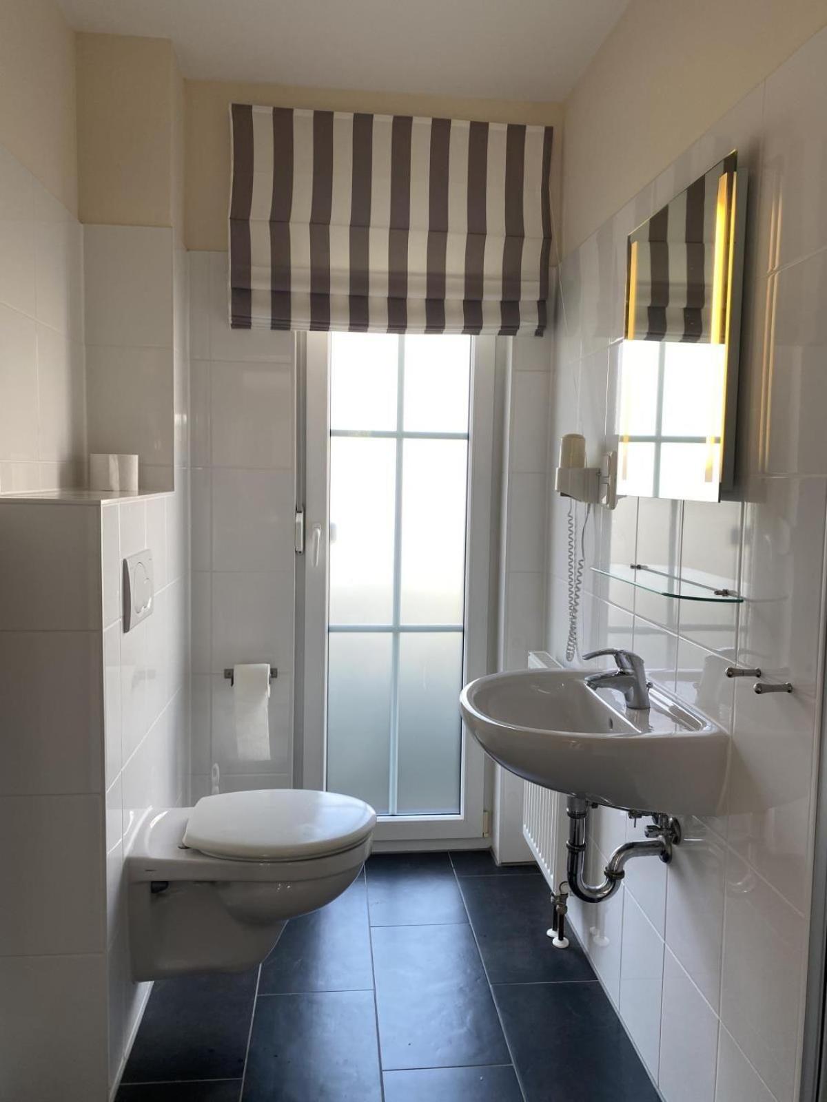 Lichtdurchflutete, großzügige Wohnung mit Südgarten, großer Terrasse in Privatstraße..