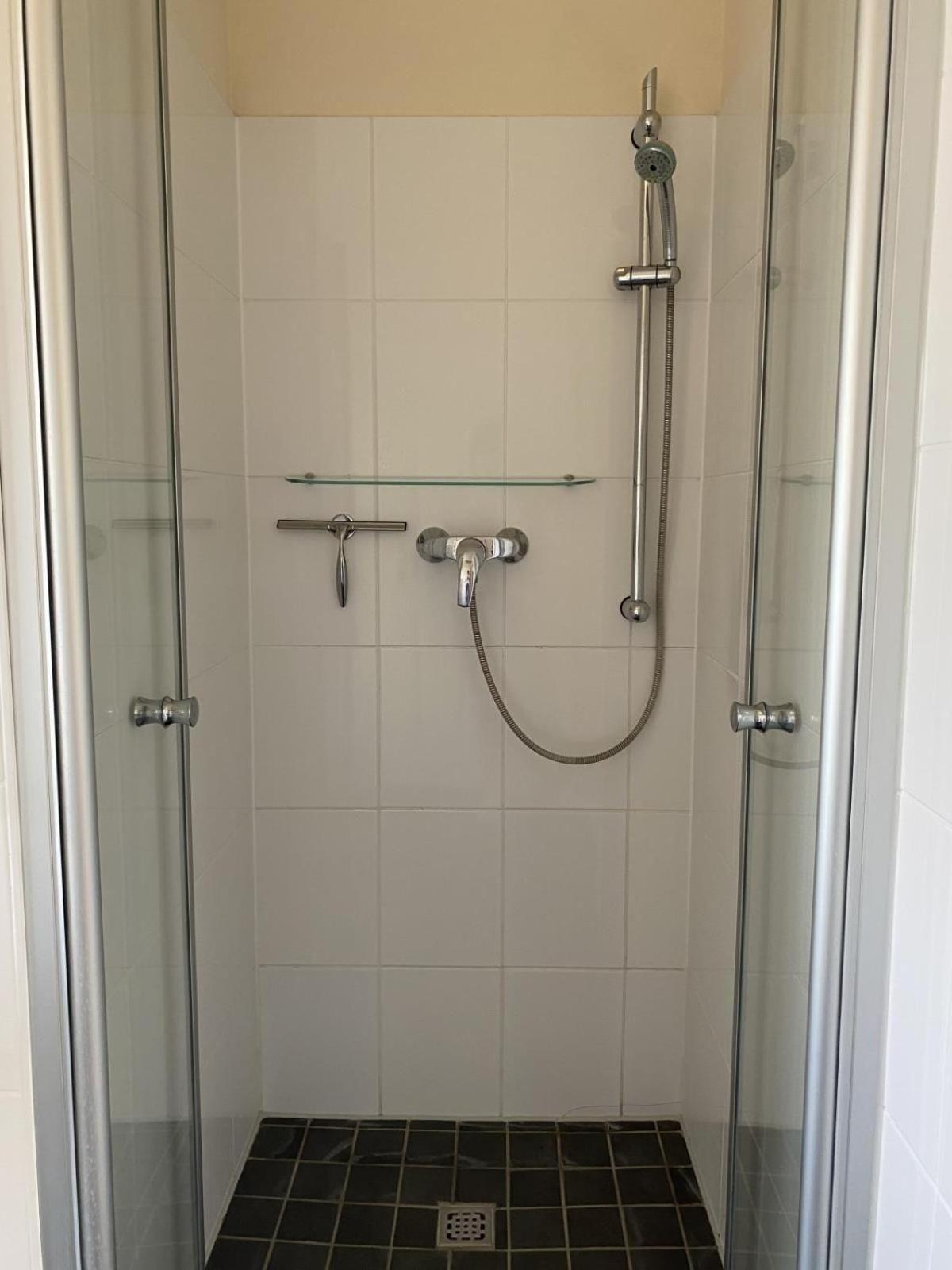 Lichtdurchflutete, großzügige Wohnung mit Südgarten, großer Terrasse in Privatstraße..