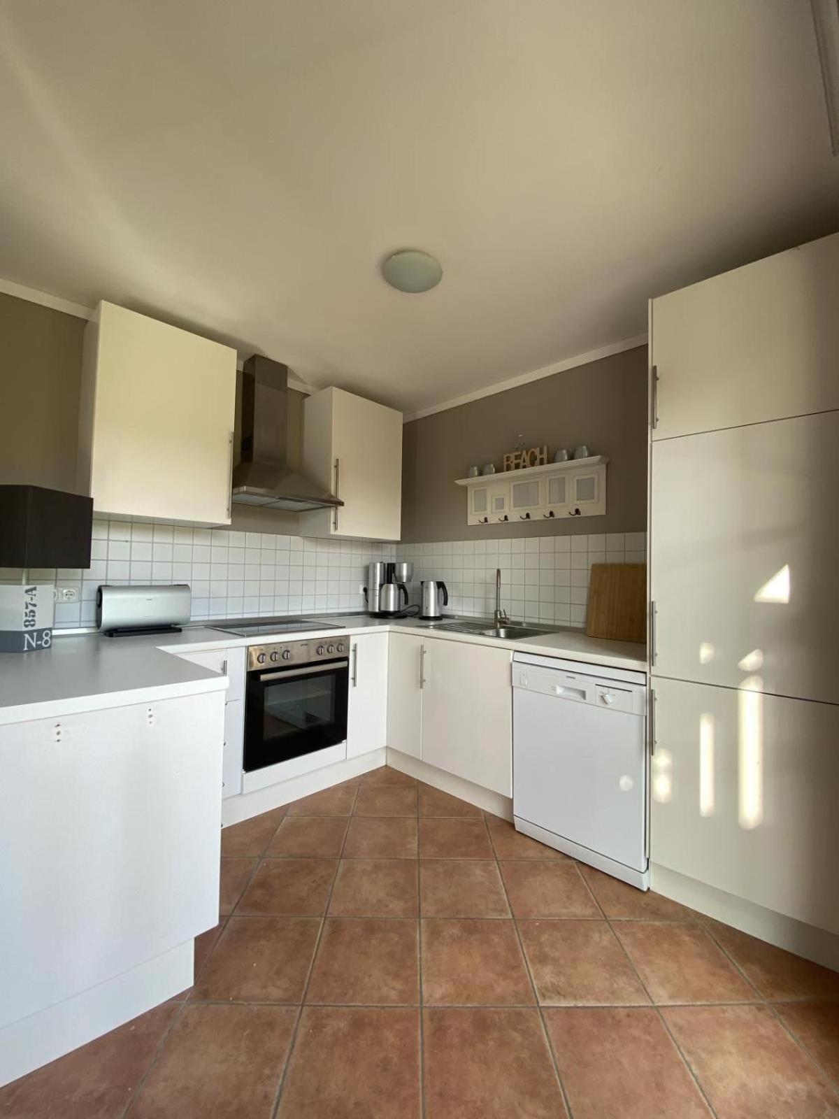 Lichtdurchflutete, großzügige Wohnung mit Südgarten, großer Terrasse in Privatstraße..