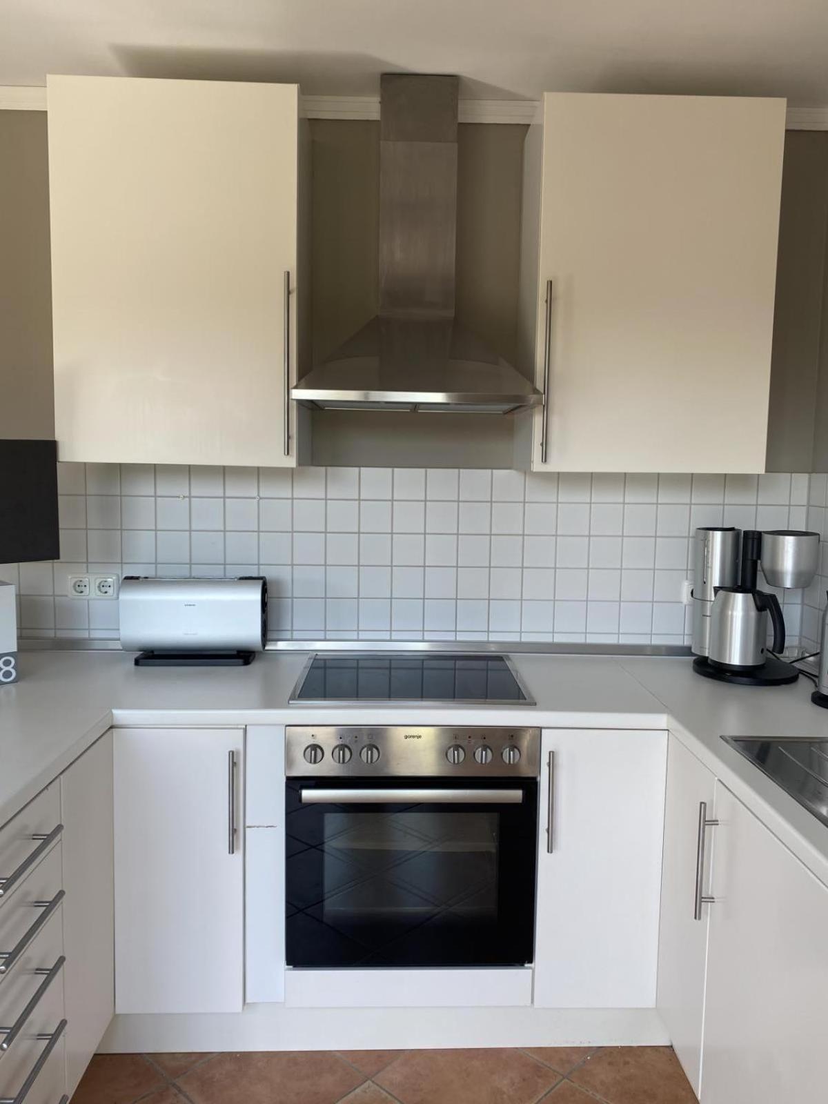 Lichtdurchflutete, großzügige Wohnung mit Südgarten, großer Terrasse in Privatstraße..