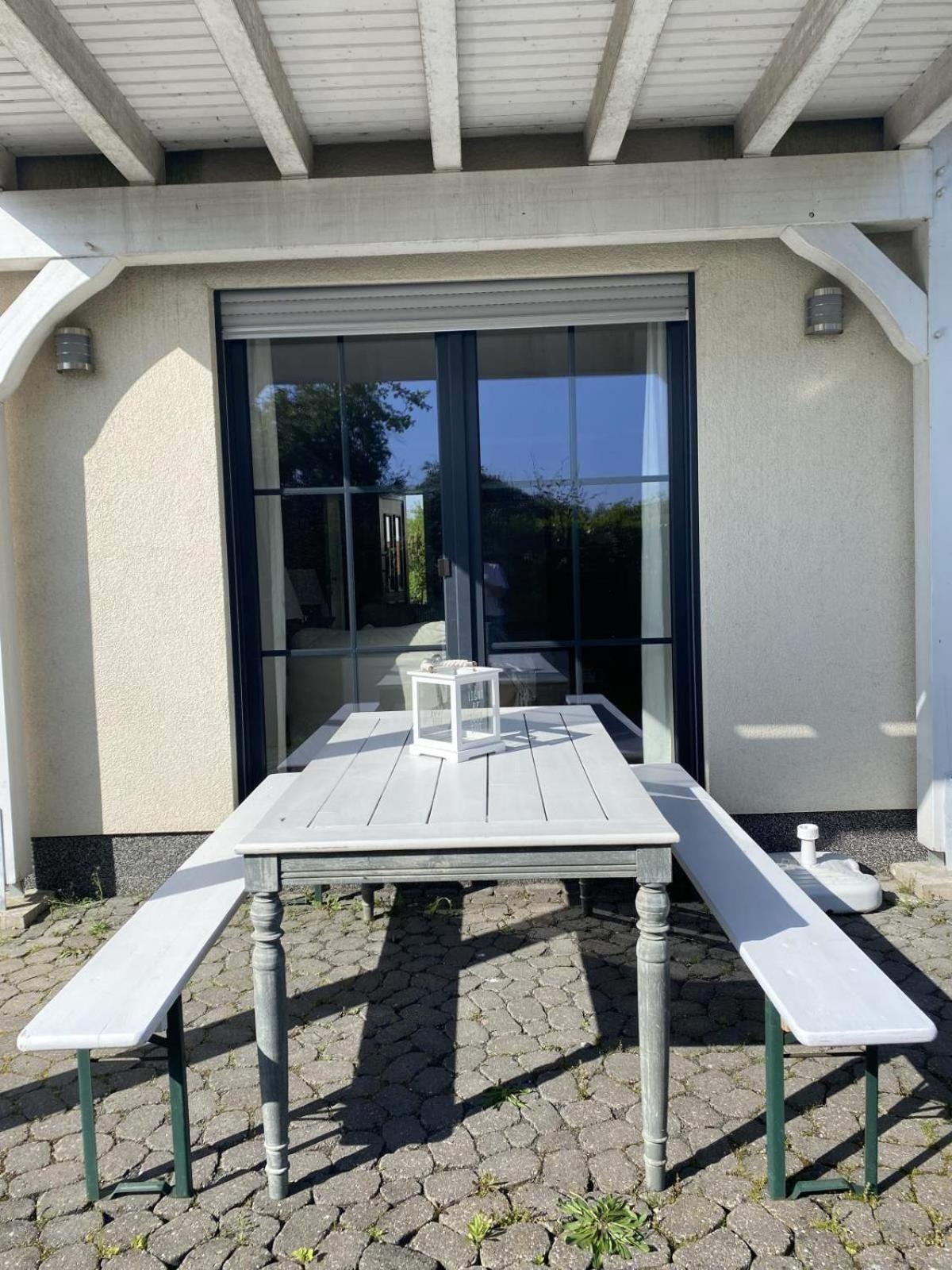 Lichtdurchflutete, großzügige Wohnung mit Südgarten, großer Terrasse in Privatstraße..