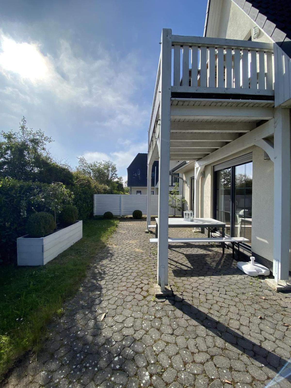 Lichtdurchflutete, großzügige Wohnung mit Südgarten, großer Terrasse in Privatstraße..