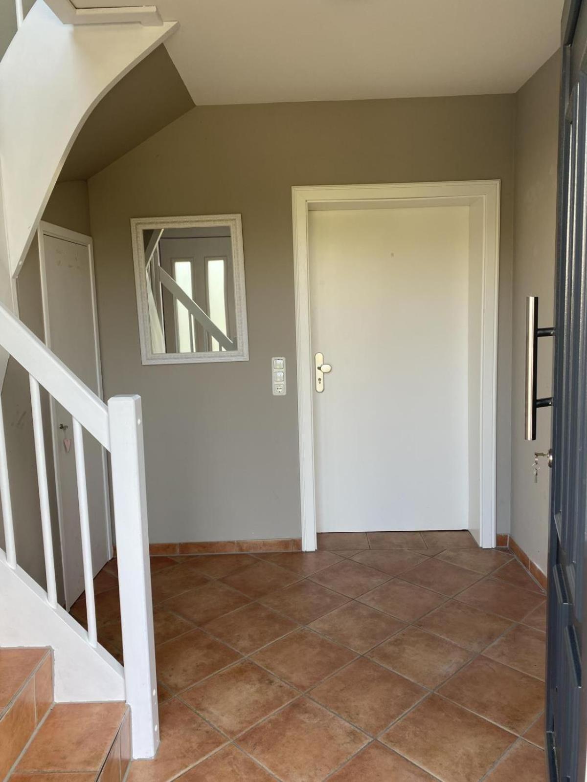Lichtdurchflutete, großzügige Wohnung mit Südgarten, großer Terrasse in Privatstraße..