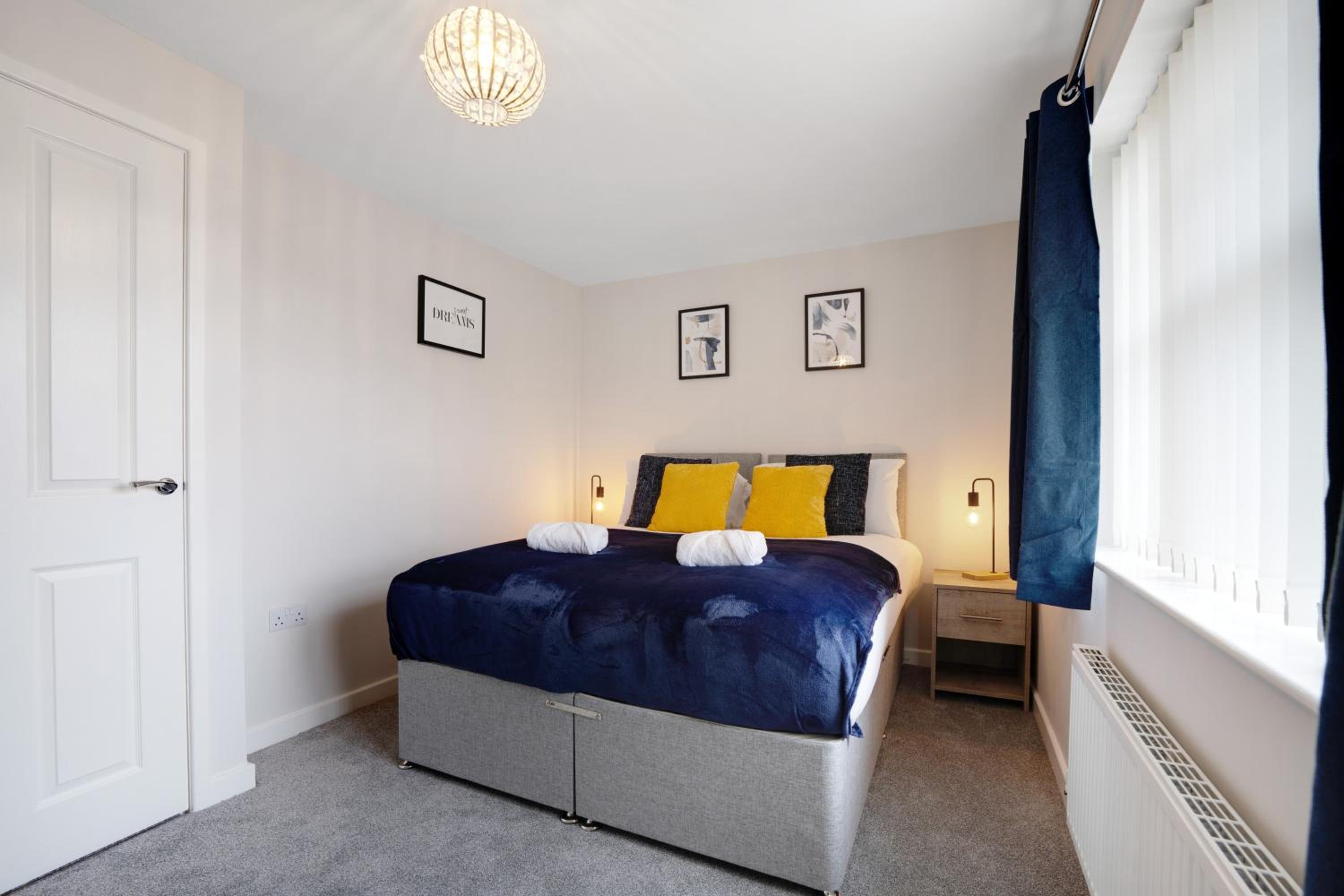 Bright 6 Sleeper With Parking Close to Town Centre view 4