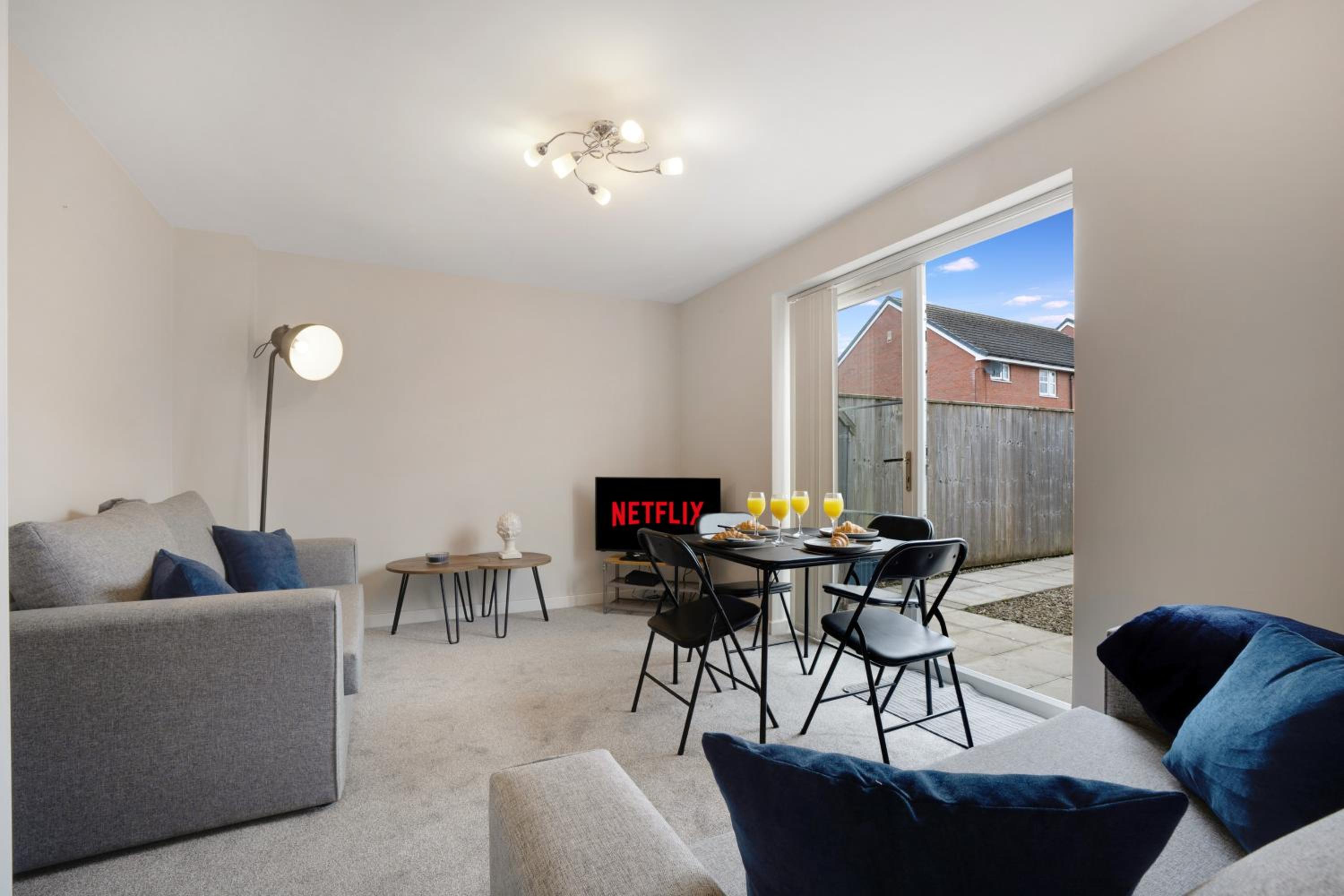 Bright 6 Sleeper With Parking Close to Town Centre view 2