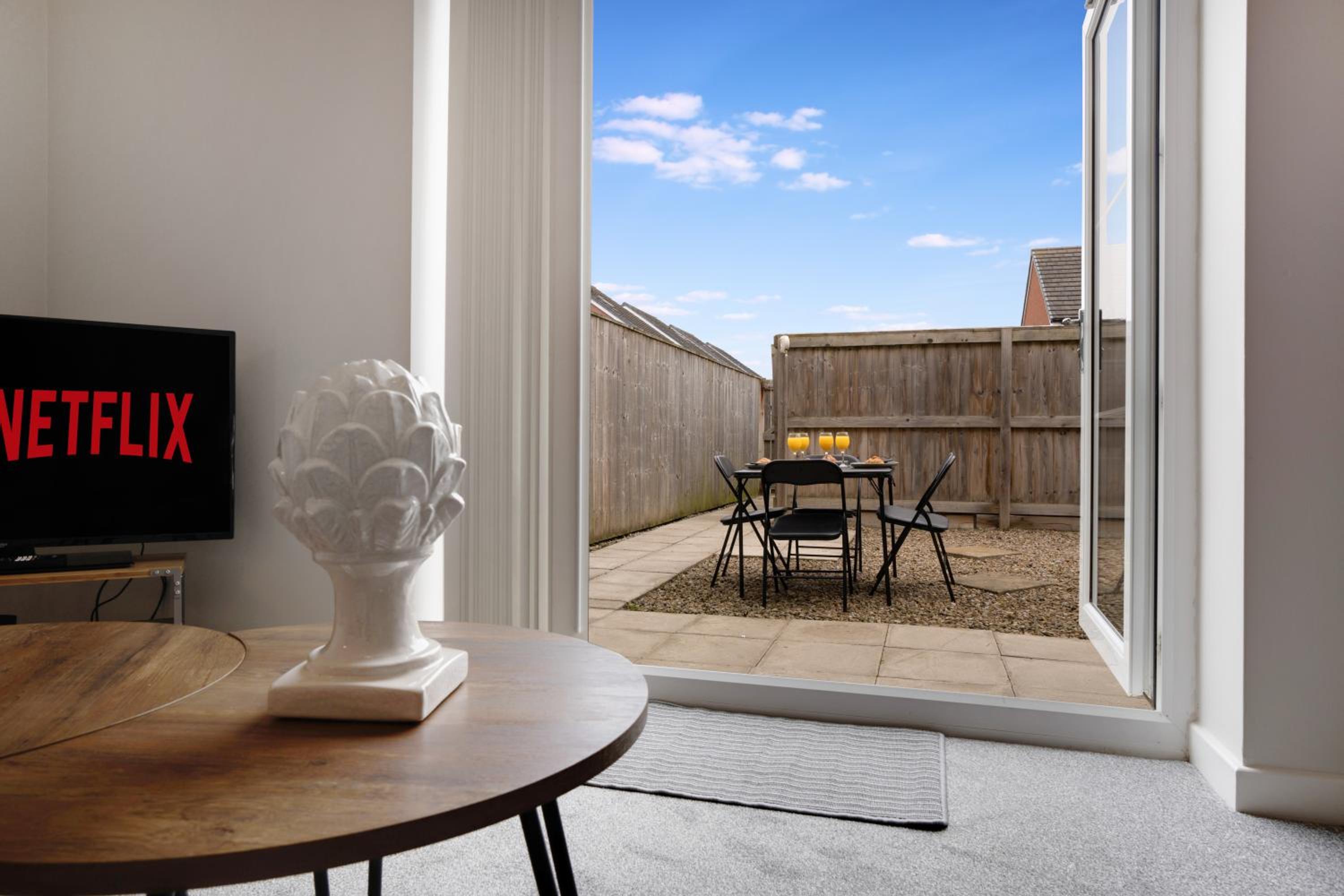 Bright 6 Sleeper With Parking Close to Town Centre view 3