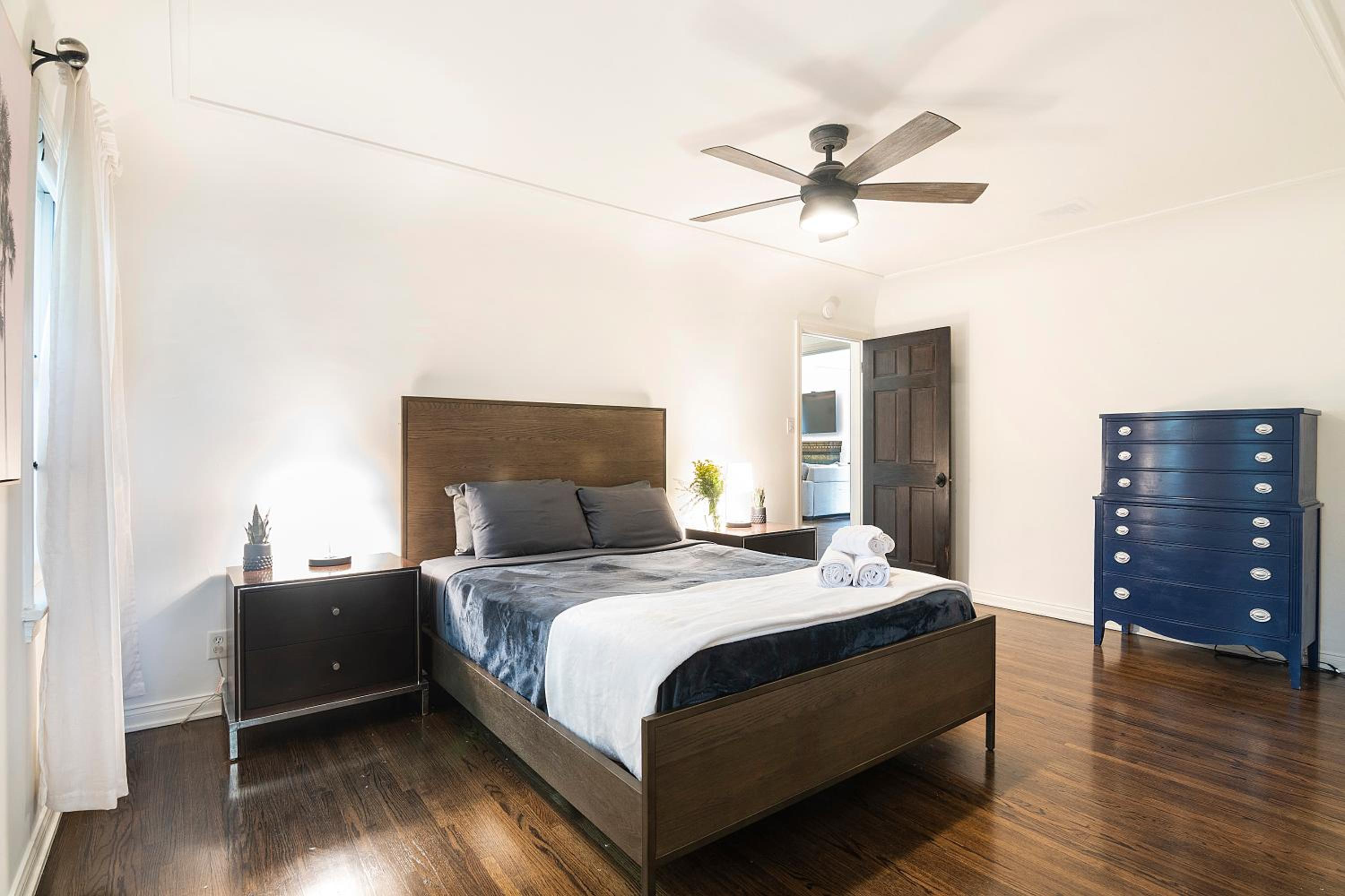 Beautiful Large 3 Bedroom 2 Bath Plus Pool and Jacuzzi
