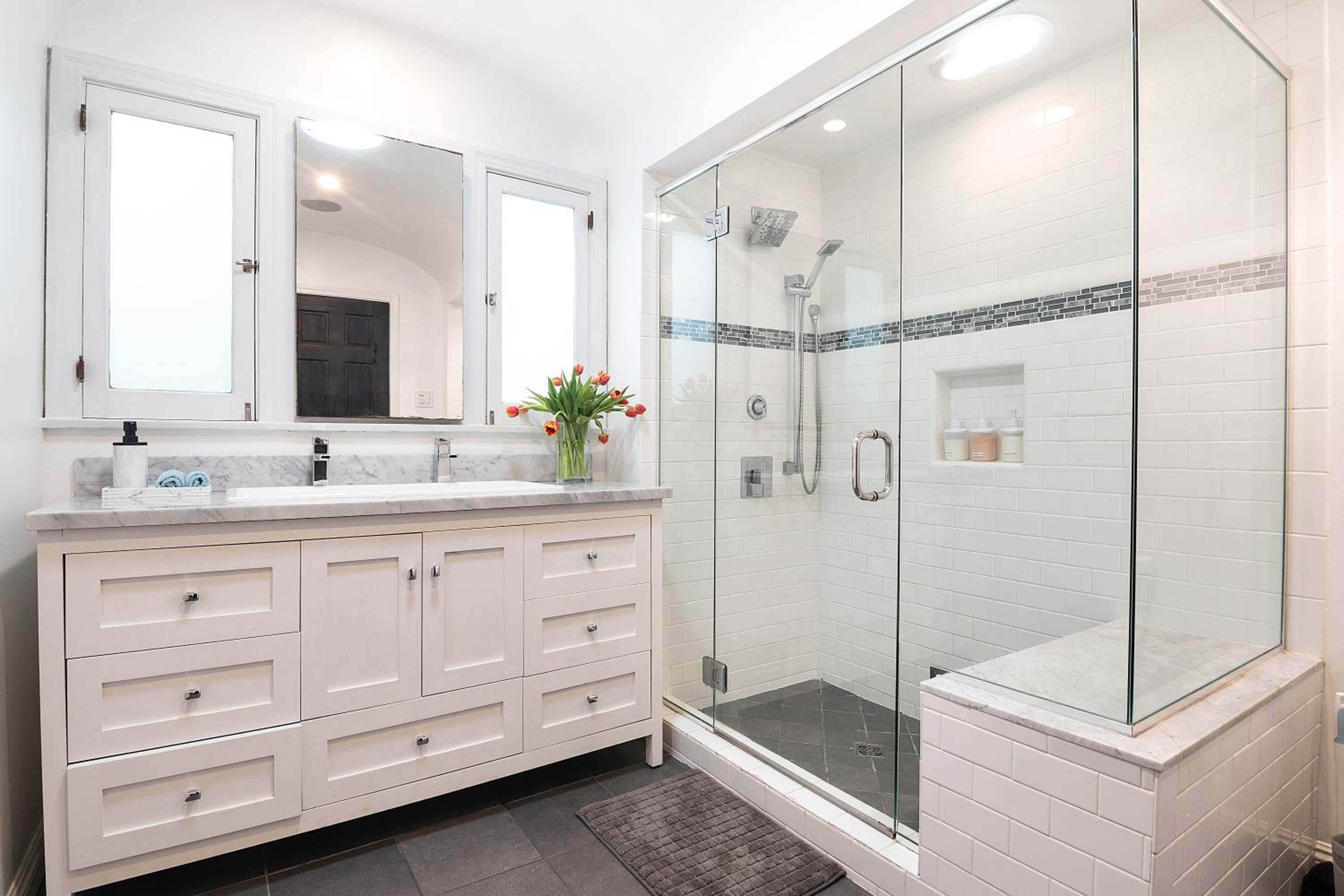 Beautiful Large 3 Bedroom 2 Bath Plus Pool and Jacuzzi
