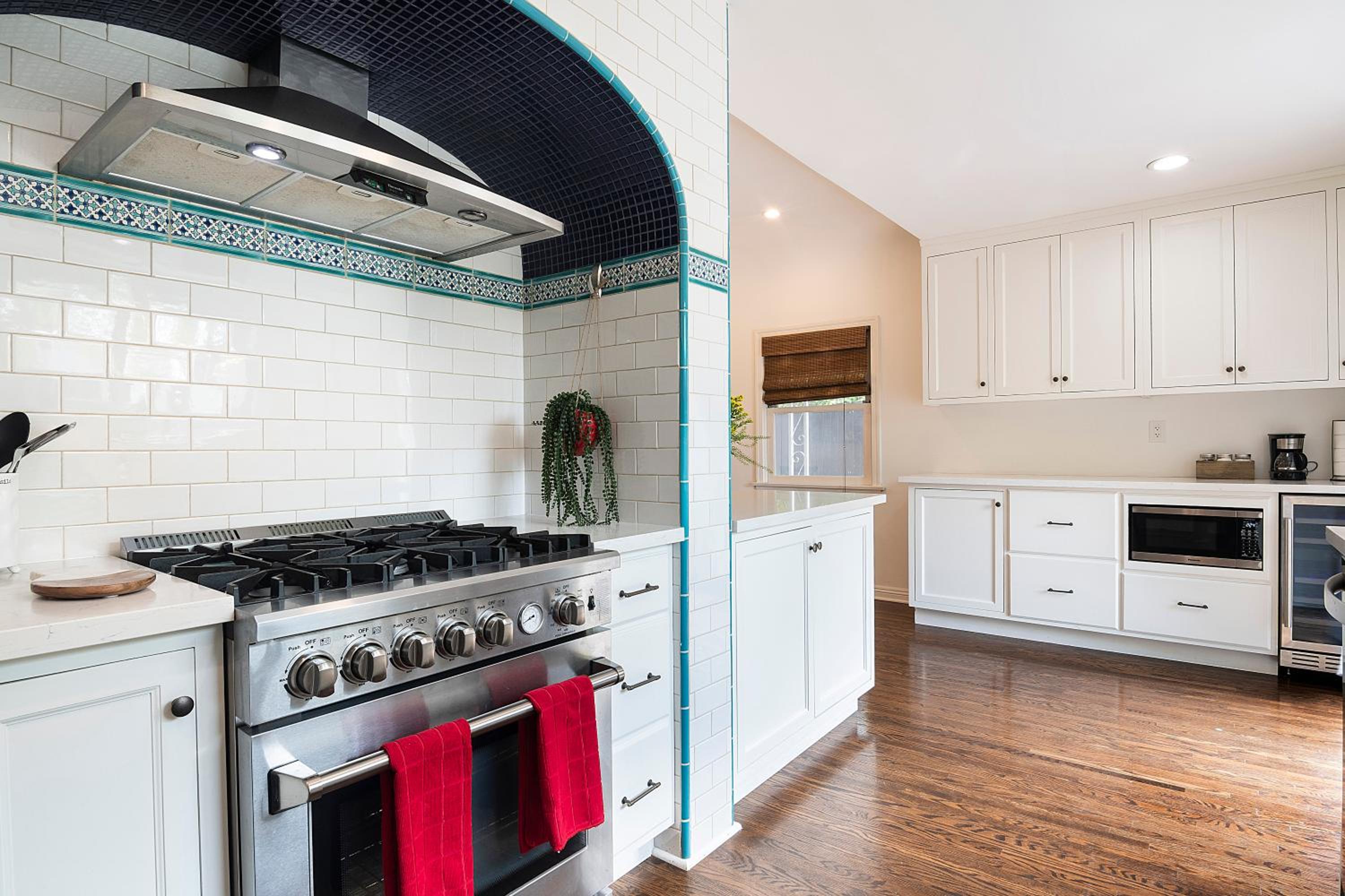 Beautiful Large 3 Bedroom 2 Bath Plus Pool and Jacuzzi