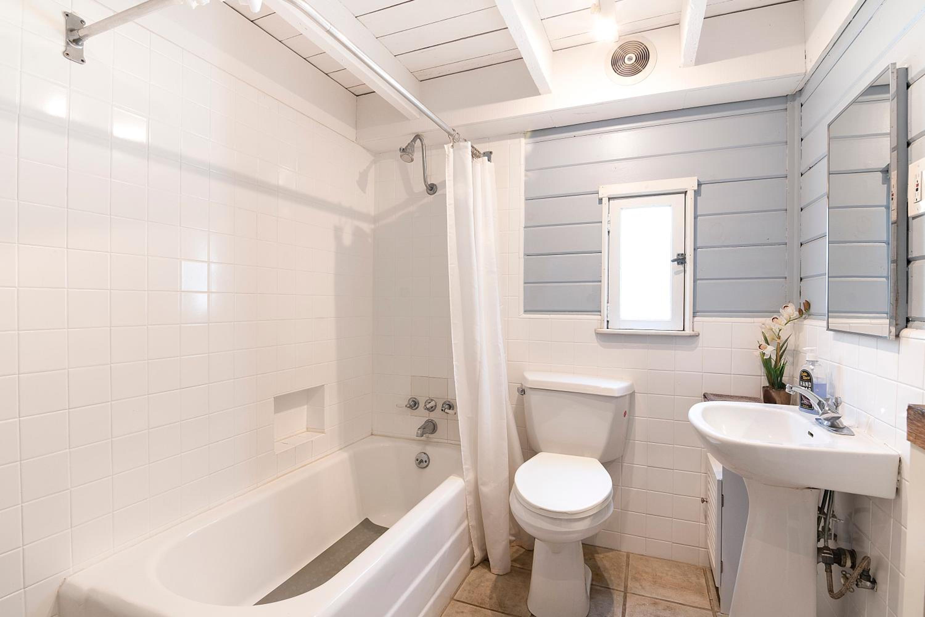 Beautiful Large 3 Bedroom 2 Bath Plus Pool and Jacuzzi