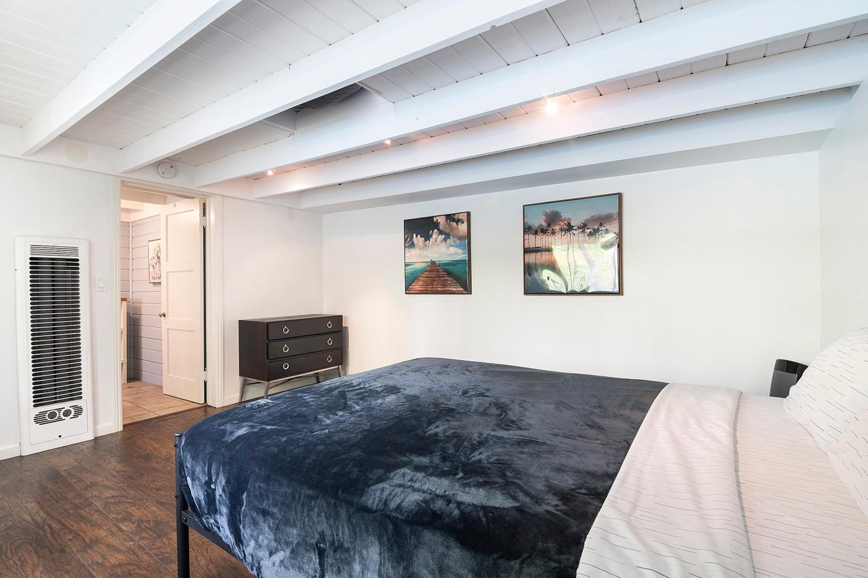 Beautiful Large 3 Bedroom 2 Bath Plus Pool and Jacuzzi