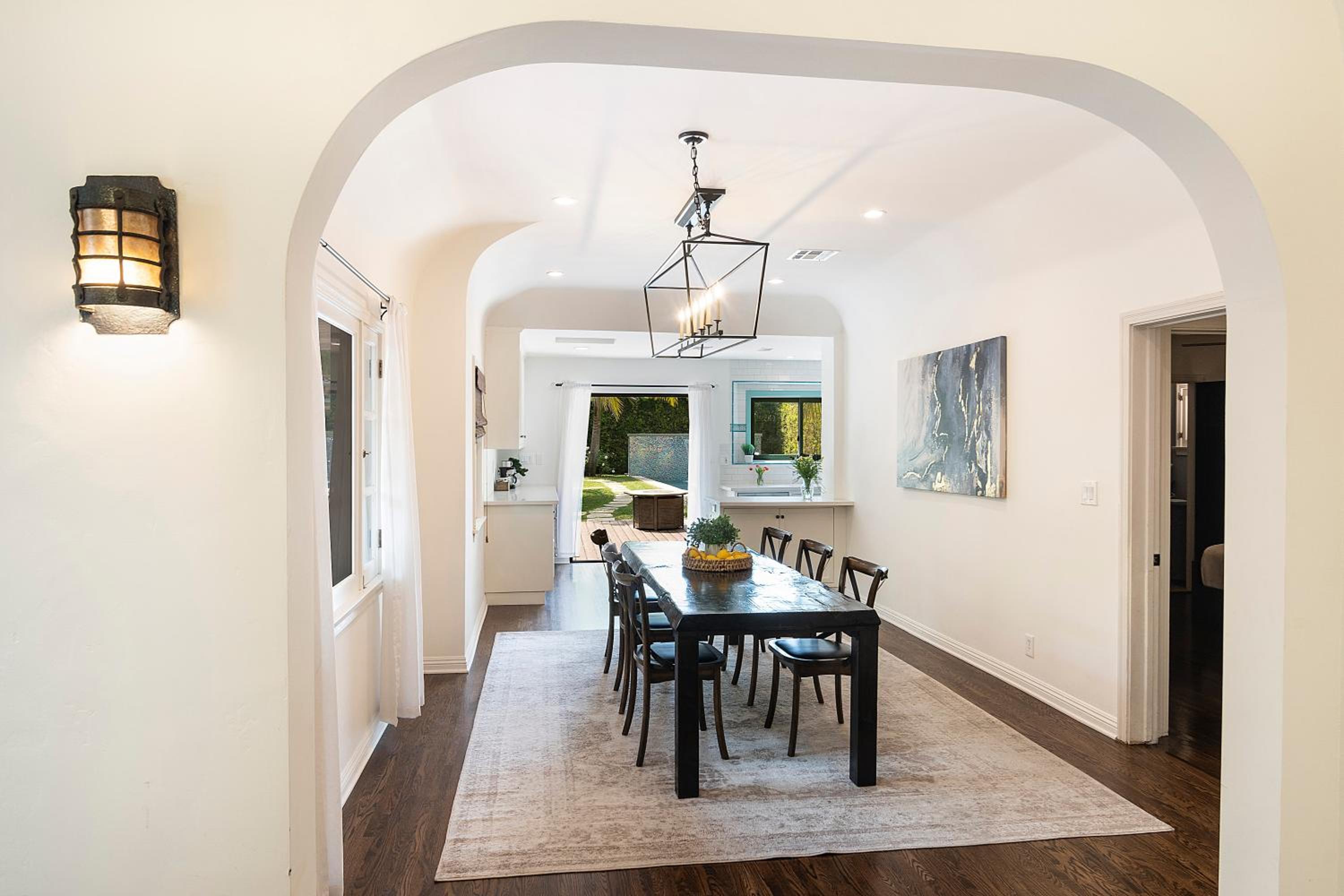Beautiful Large 3 Bedroom 2 Bath Plus Pool and Jacuzzi