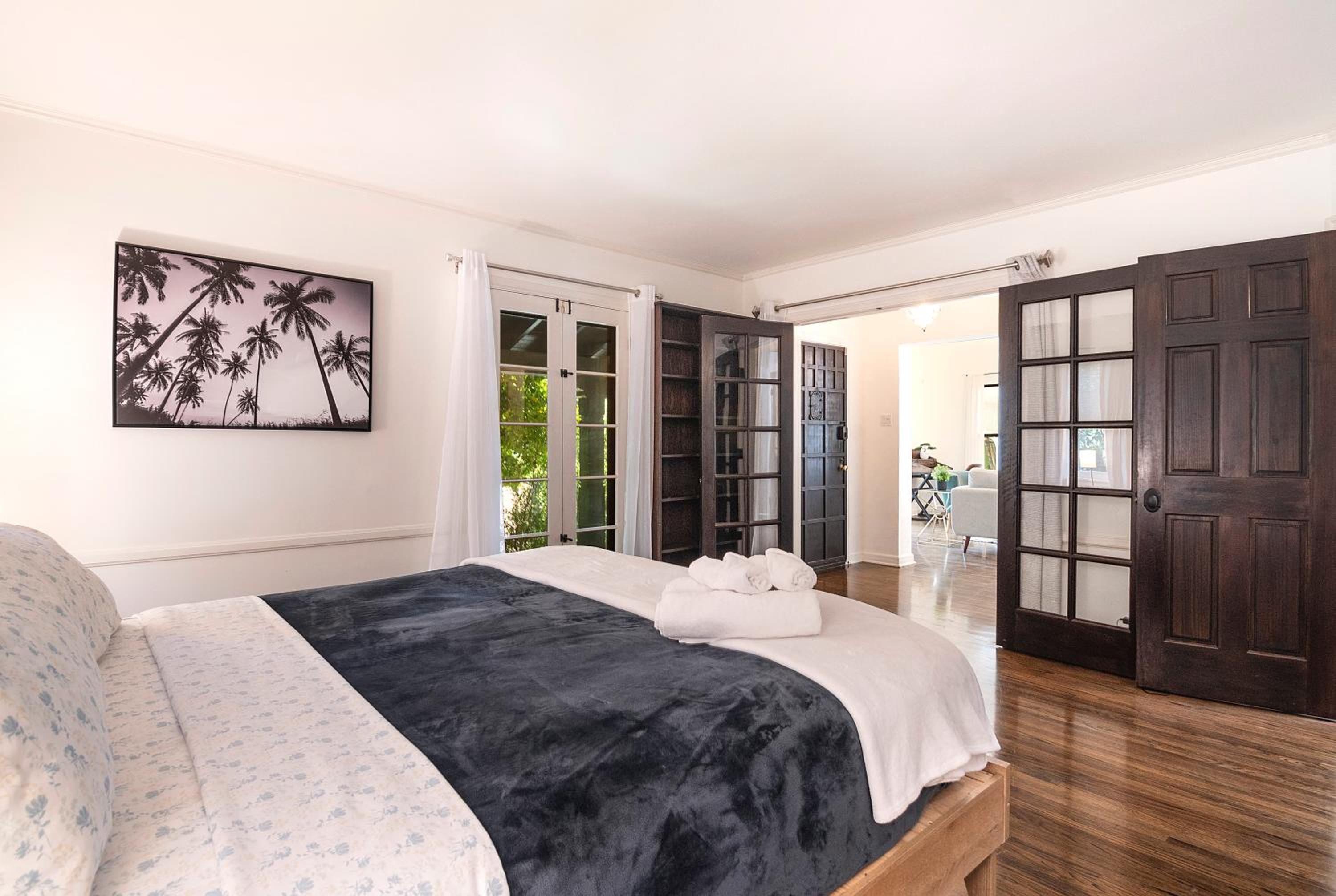 Beautiful Large 3 Bedroom 2 Bath Plus Pool and Jacuzzi