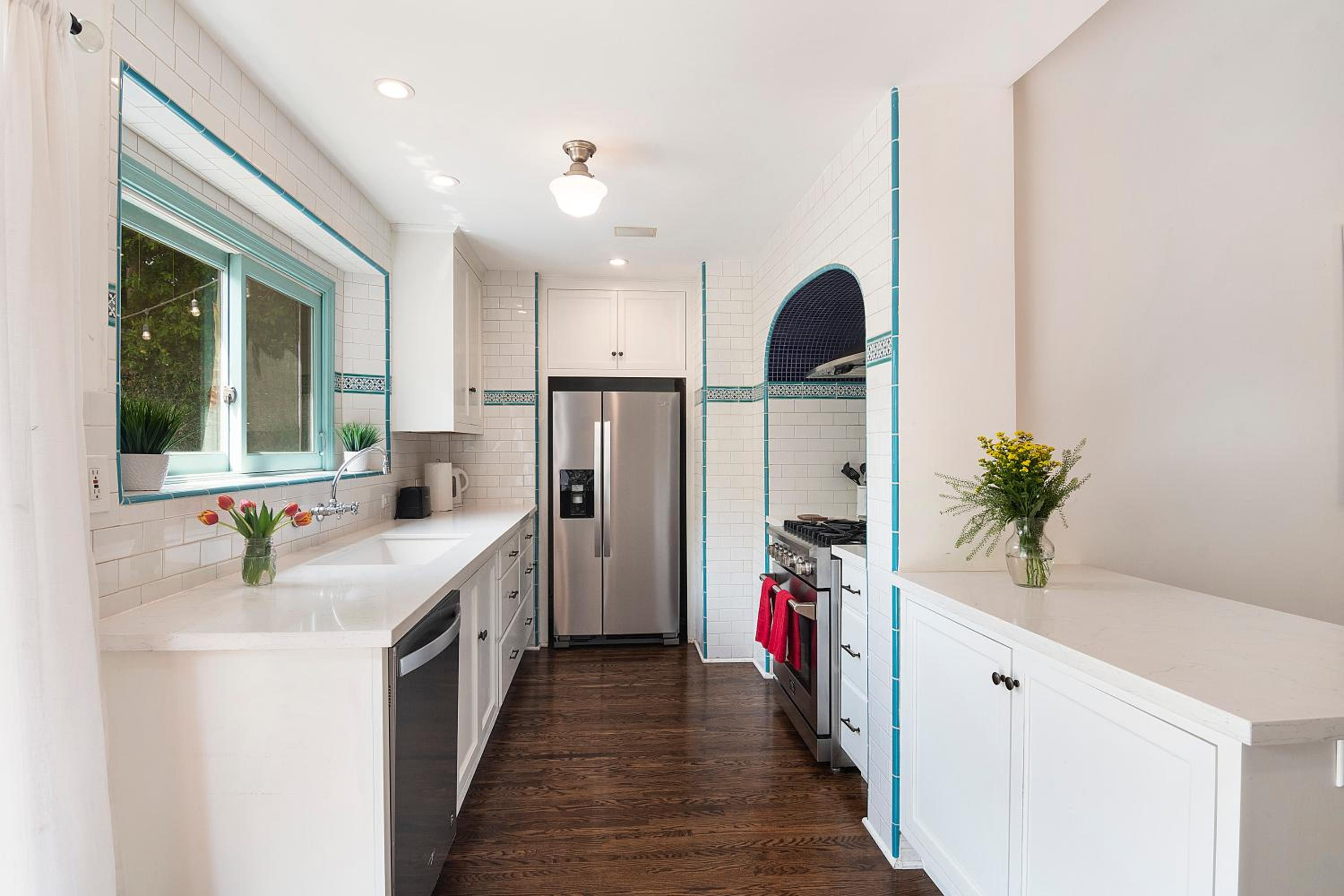 Beautiful Large 3 Bedroom 2 Bath Plus Pool and Jacuzzi