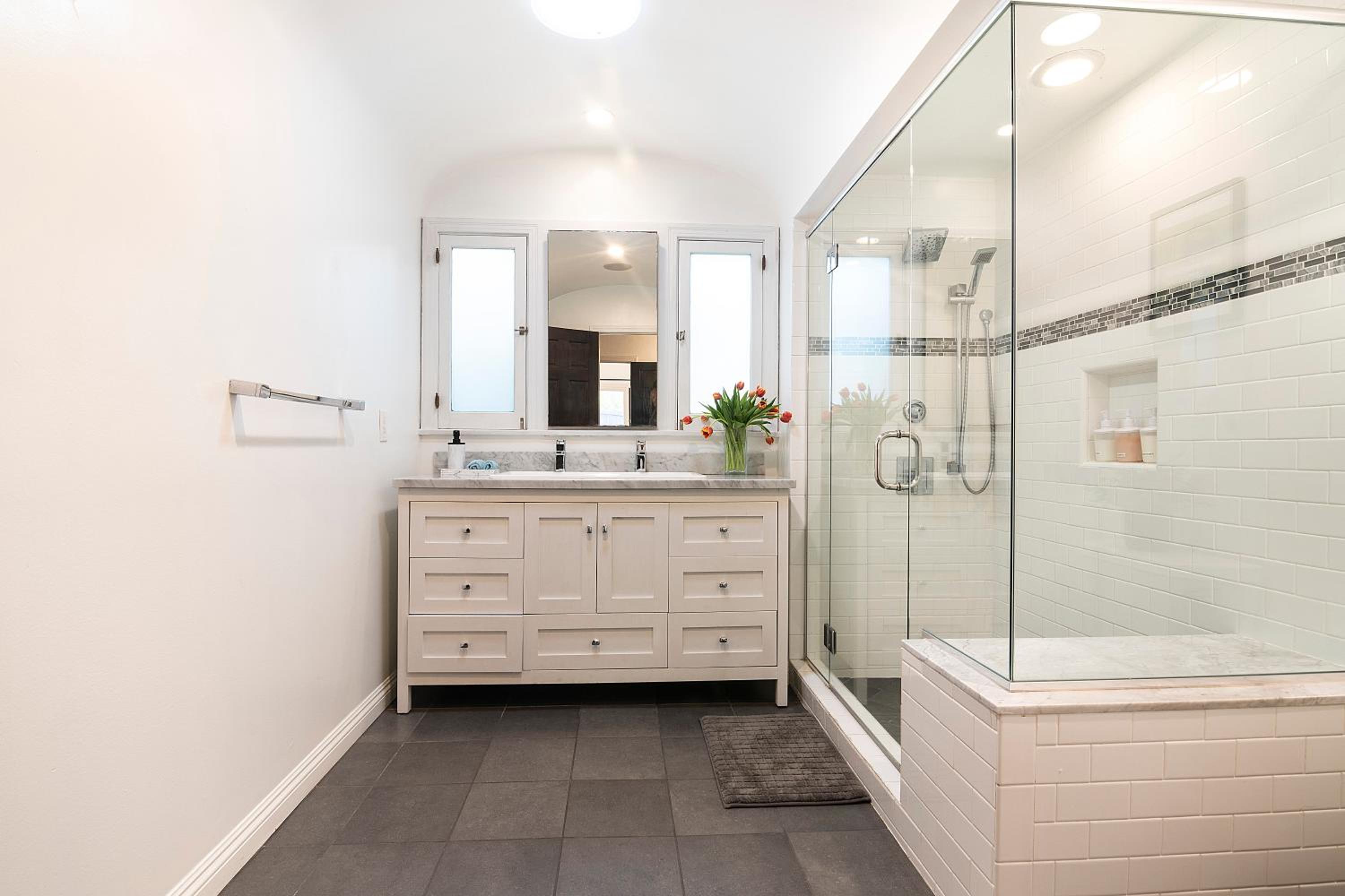 Beautiful Large 3 Bedroom 2 Bath Plus Pool and Jacuzzi