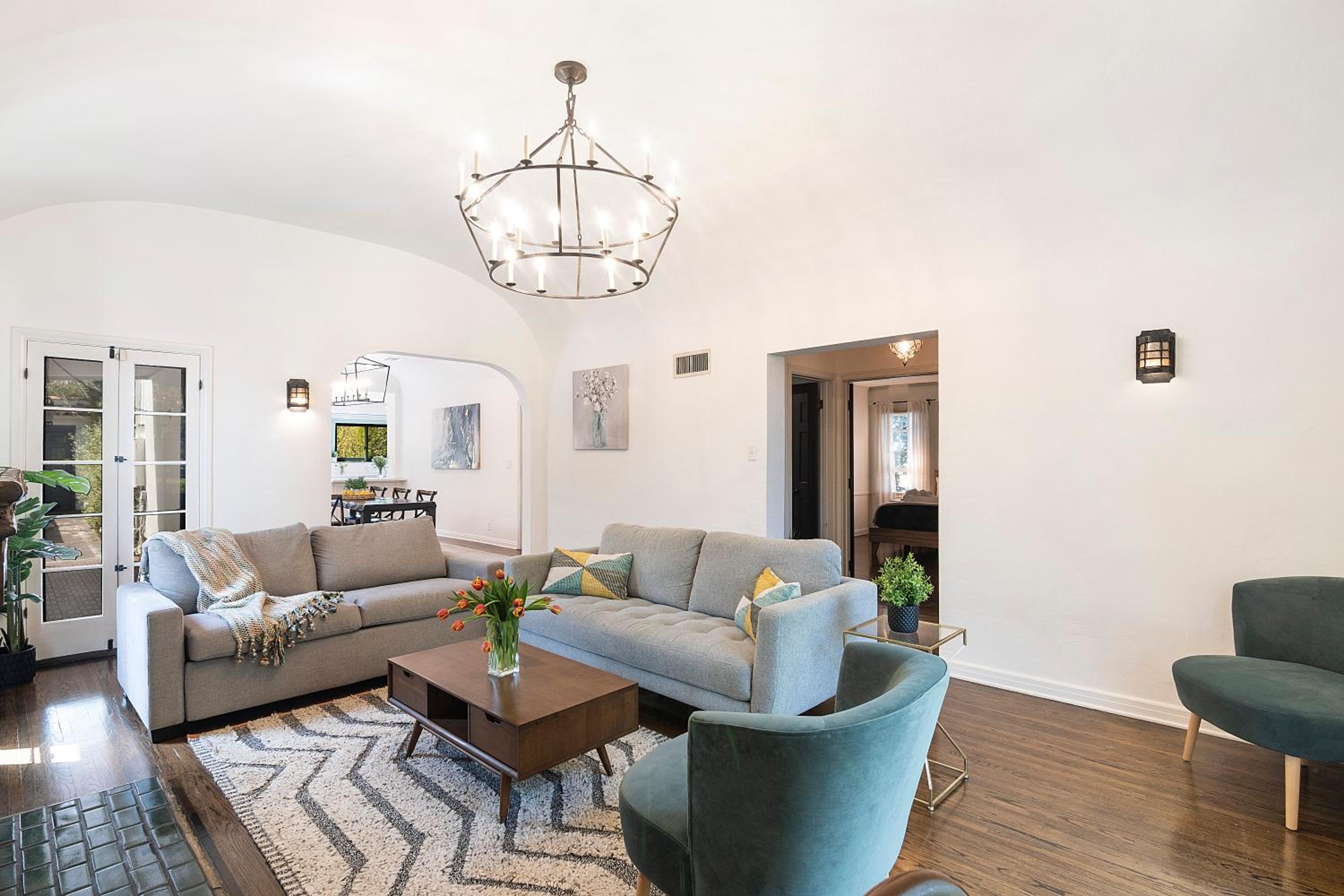 Beautiful Large 3 Bedroom 2 Bath Plus Pool and Jacuzzi