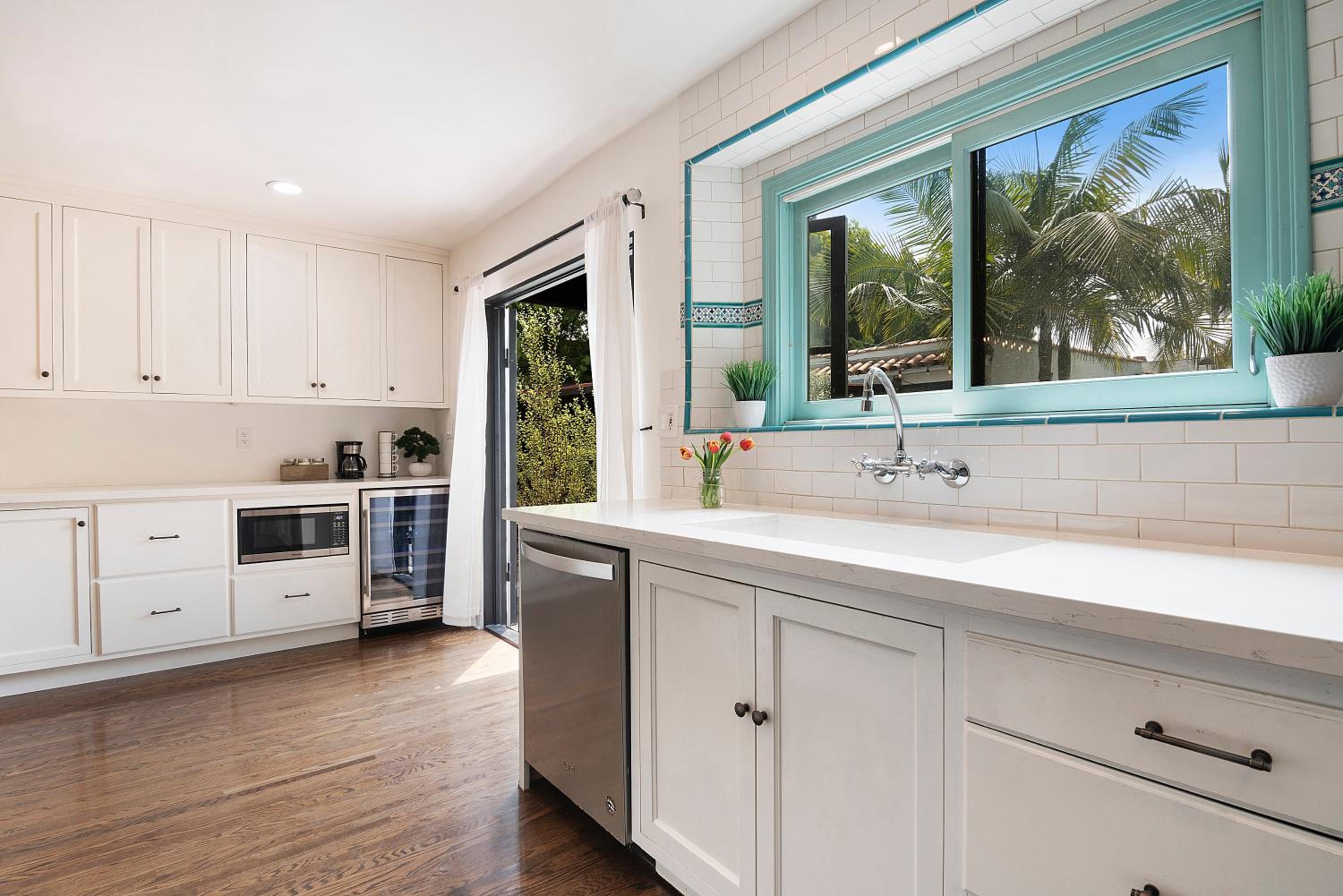 Beautiful Large 3 Bedroom 2 Bath Plus Pool and Jacuzzi