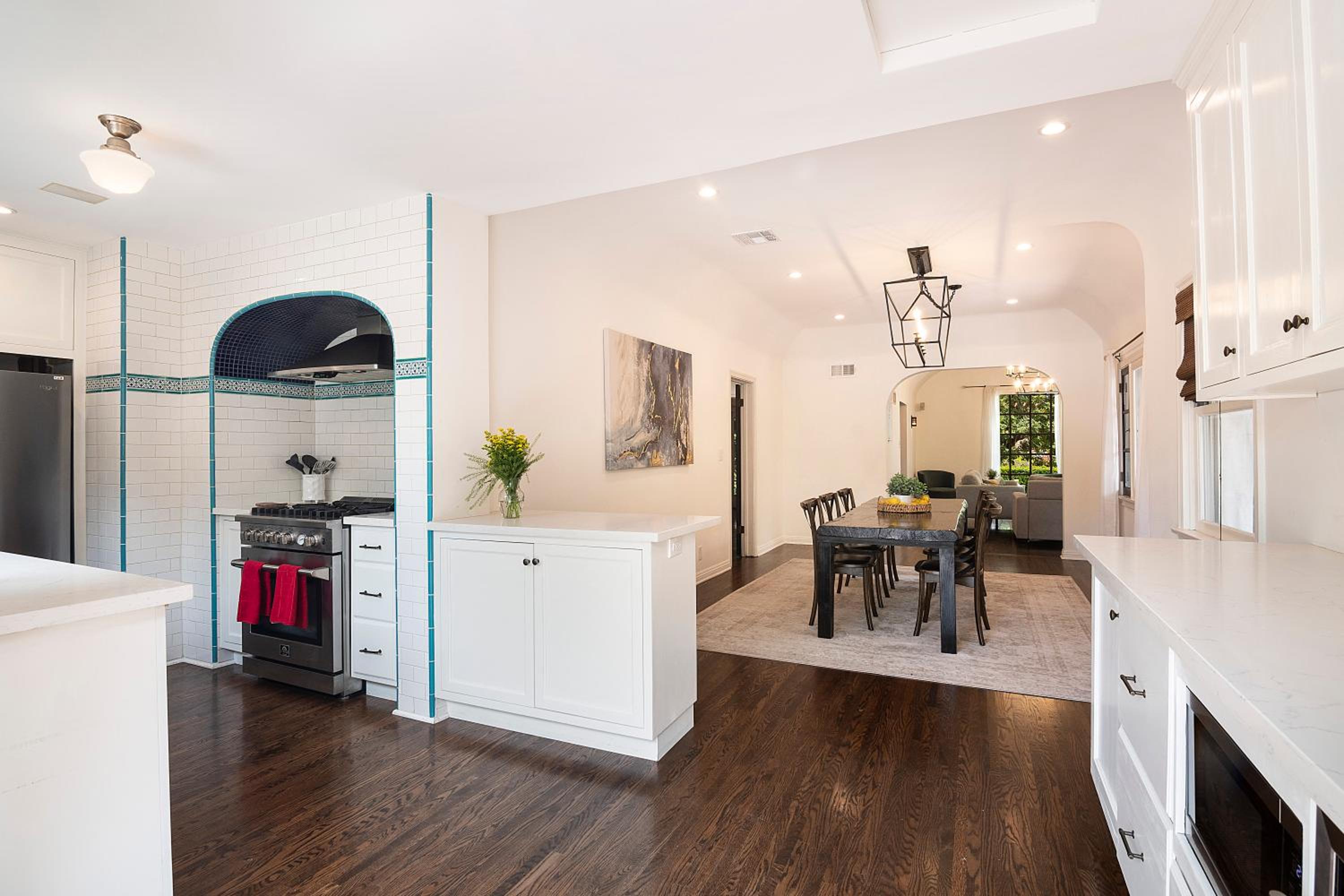 Beautiful Large 3 Bedroom 2 Bath Plus Pool and Jacuzzi