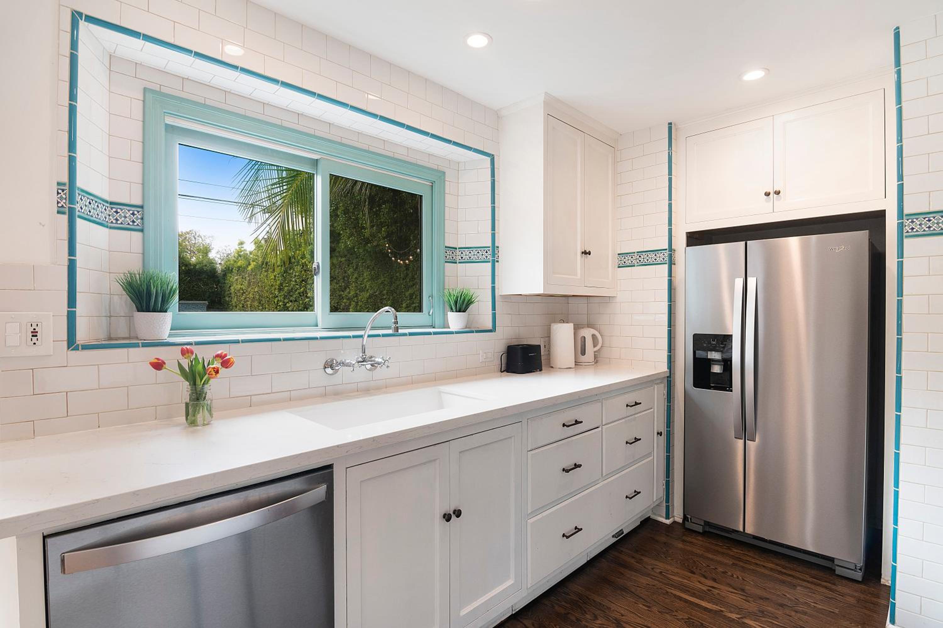Beautiful Large 3 Bedroom 2 Bath Plus Pool and Jacuzzi