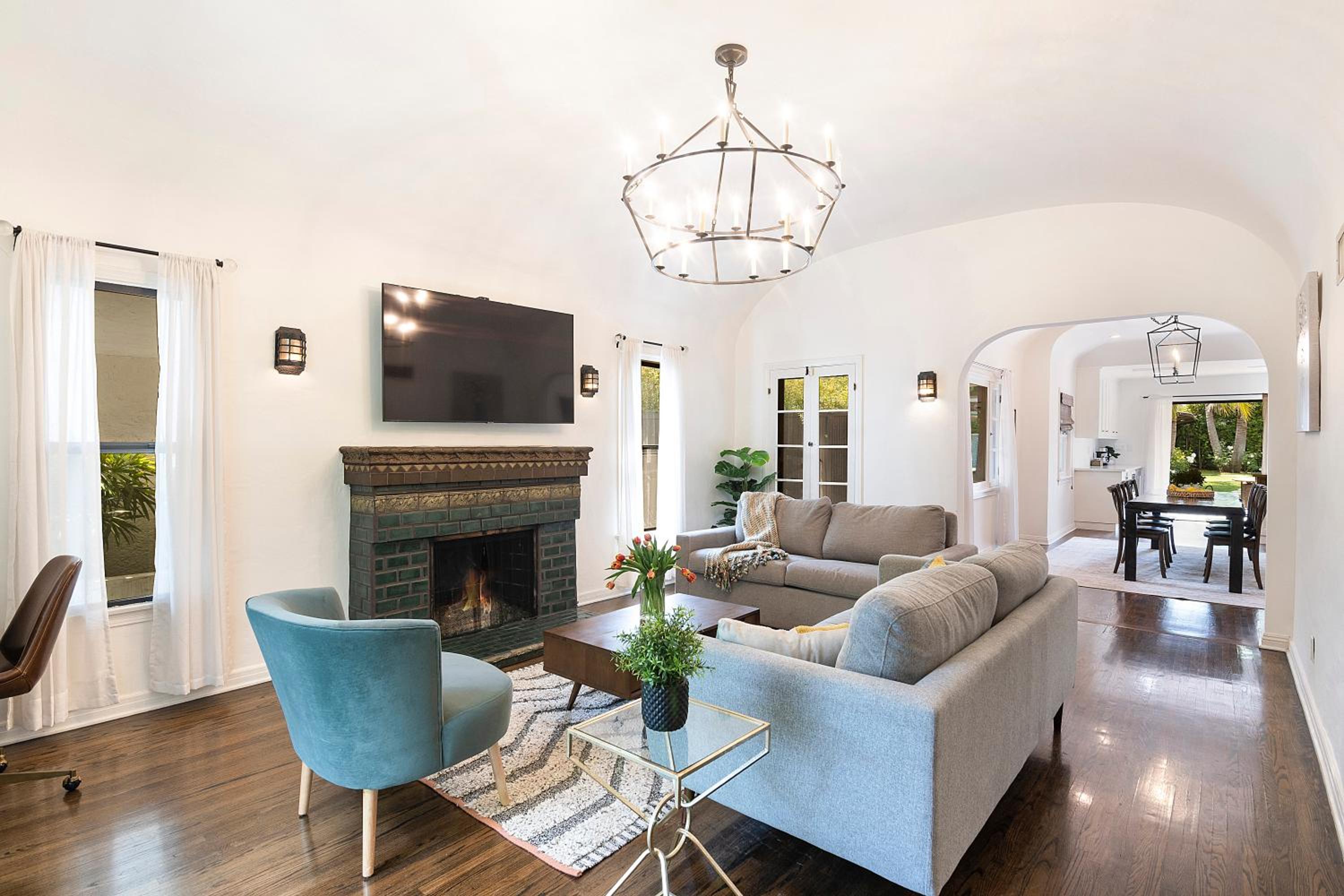 Beautiful Large 3 Bedroom 2 Bath Plus Pool and Jacuzzi