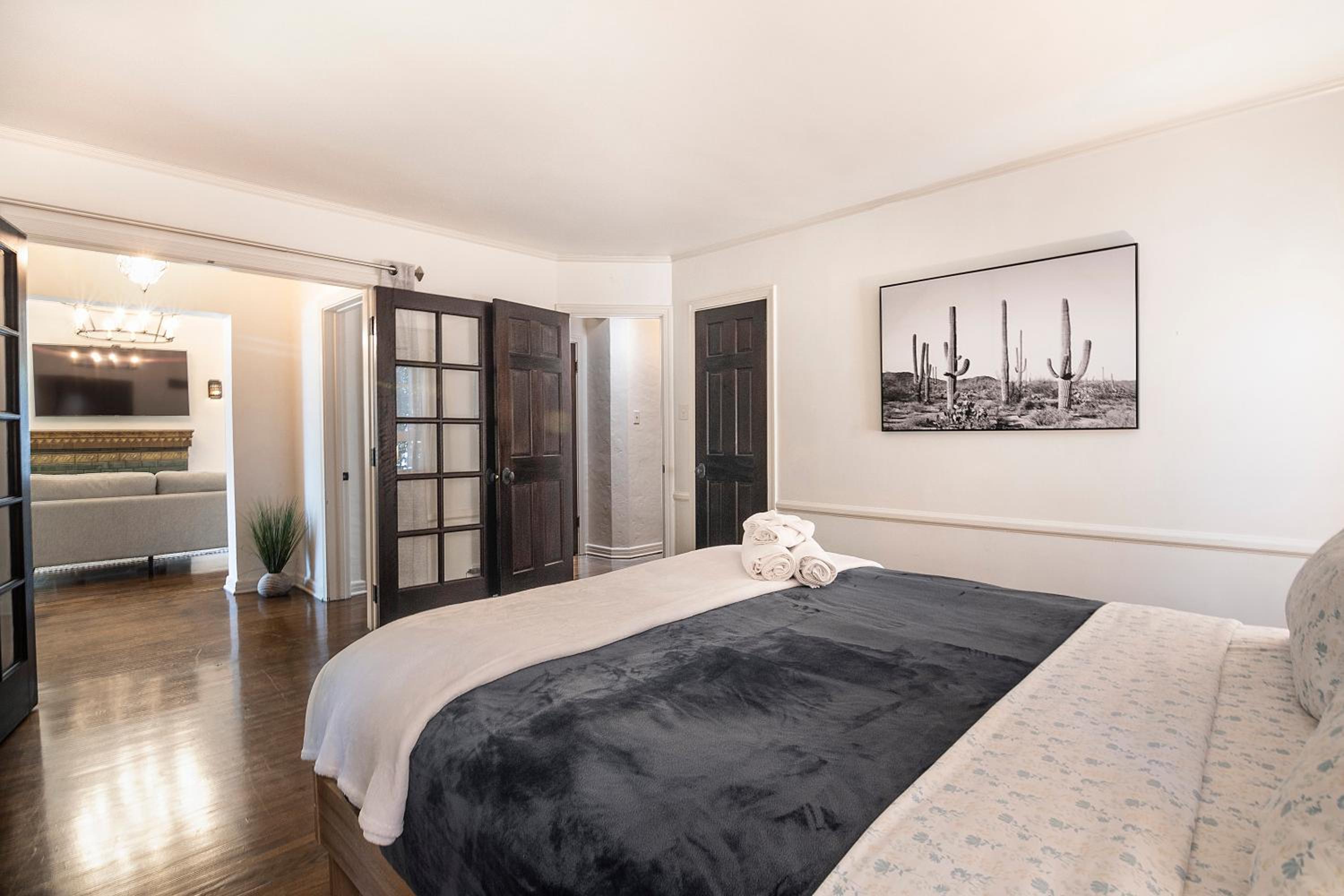 Beautiful Large 3 Bedroom 2 Bath Plus Pool and Jacuzzi