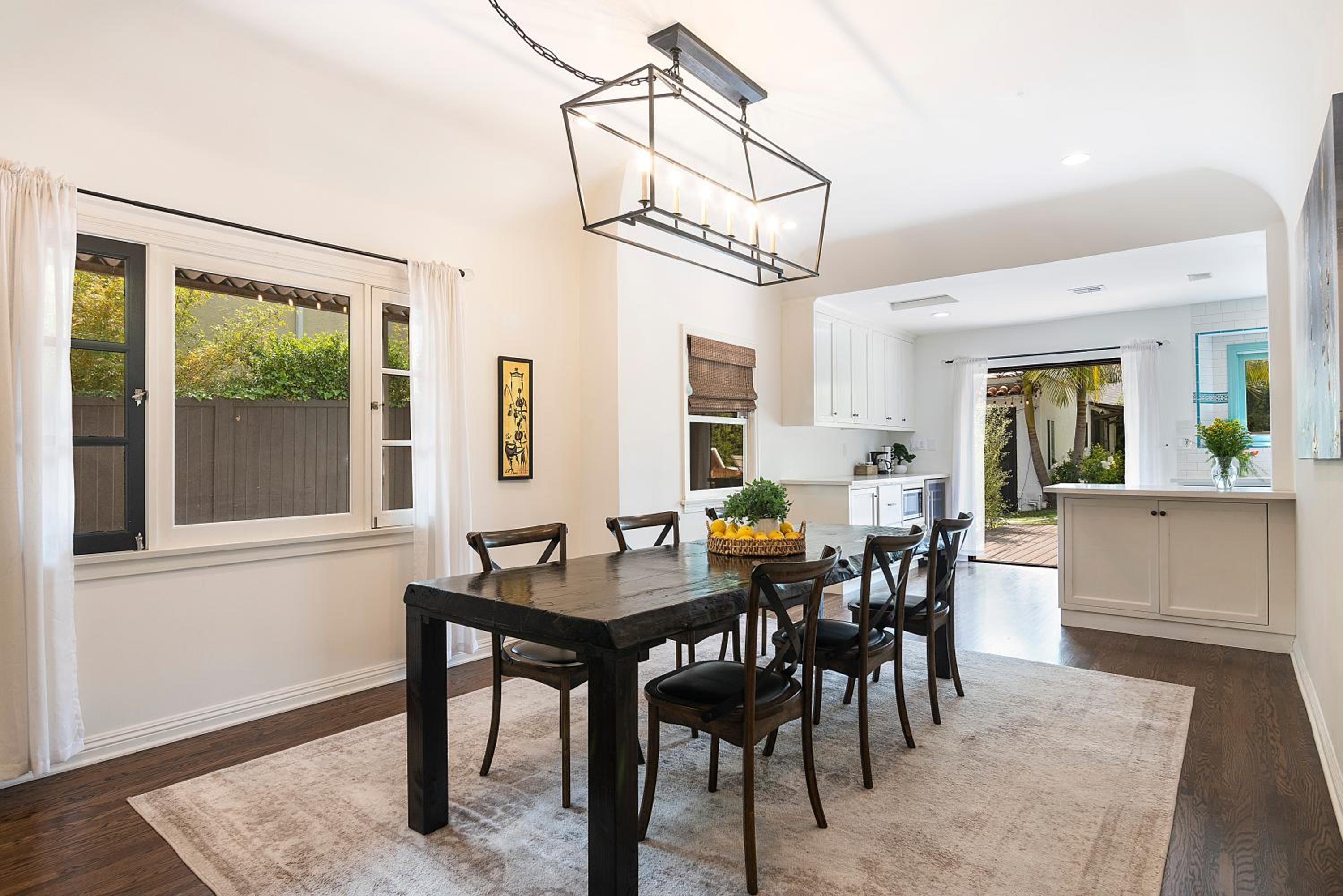 Beautiful Large 3 Bedroom 2 Bath Plus Pool and Jacuzzi
