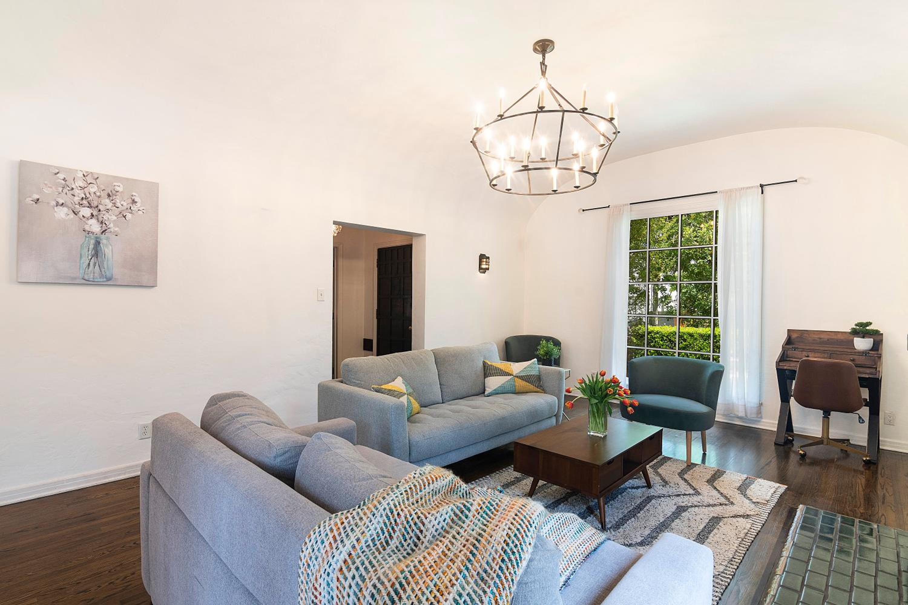 Beautiful Large 3 Bedroom 2 Bath Plus Pool and Jacuzzi