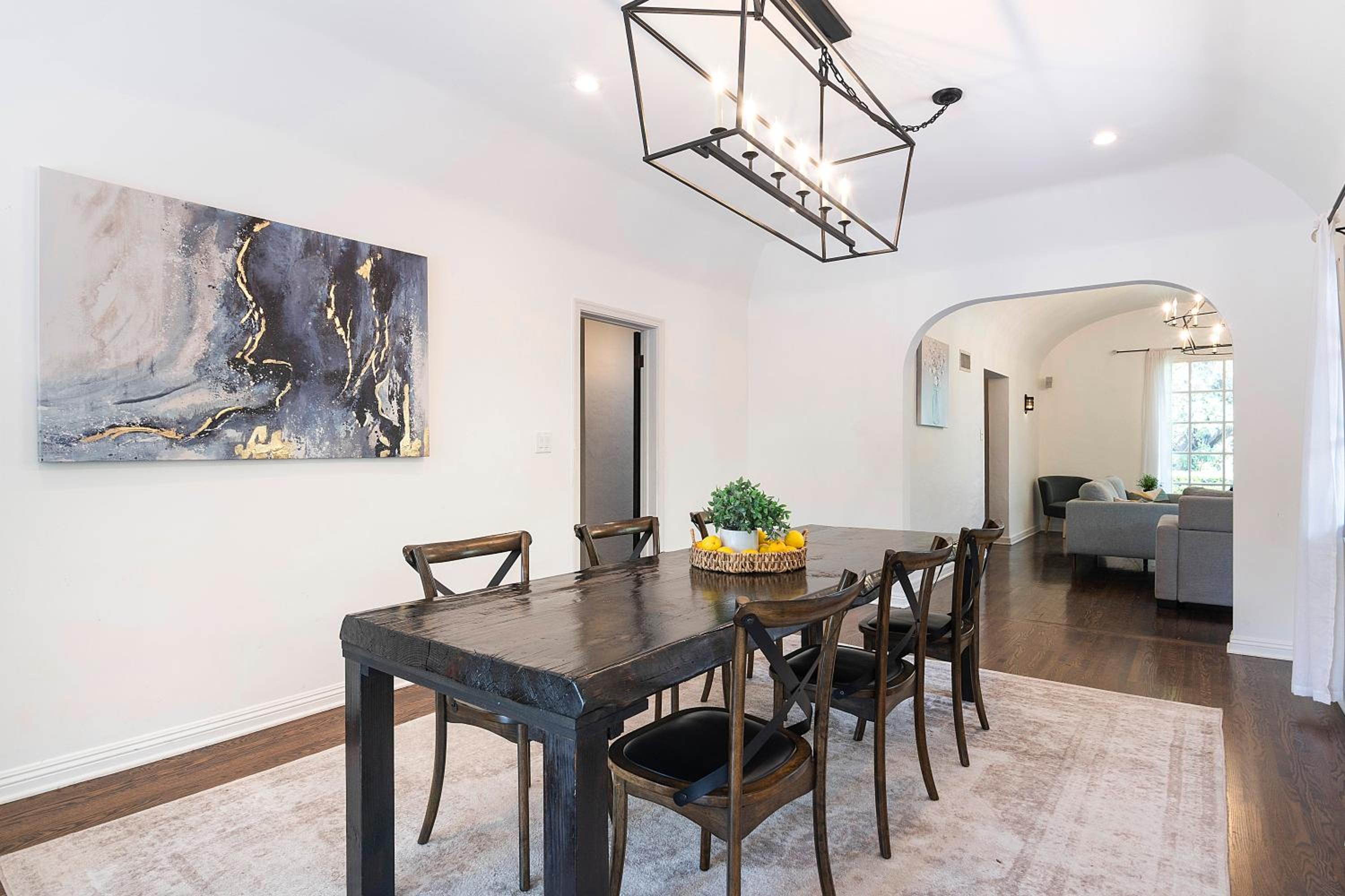 Beautiful Large 3 Bedroom 2 Bath Plus Pool and Jacuzzi