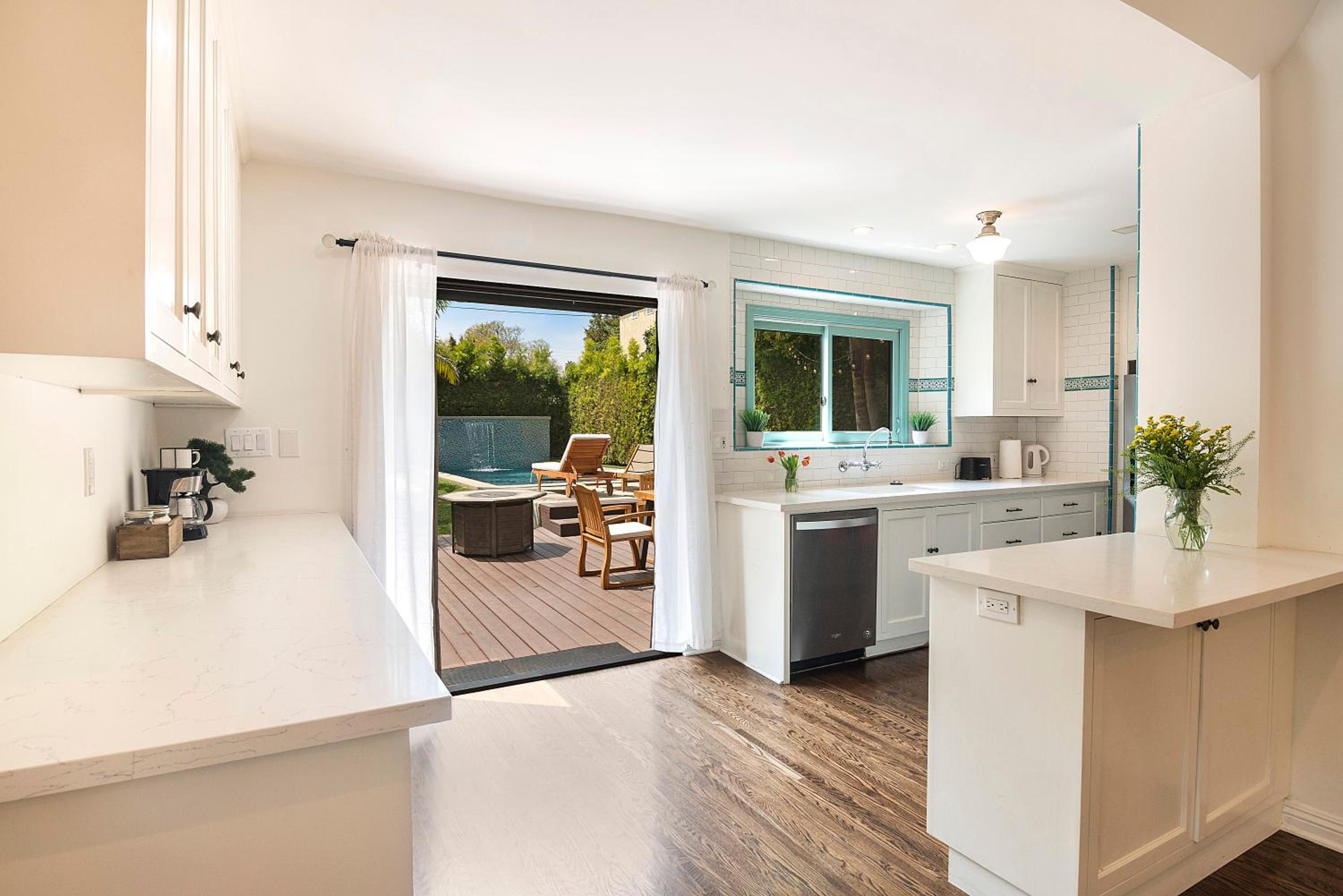 Beautiful Large 3 Bedroom 2 Bath Plus Pool and Jacuzzi