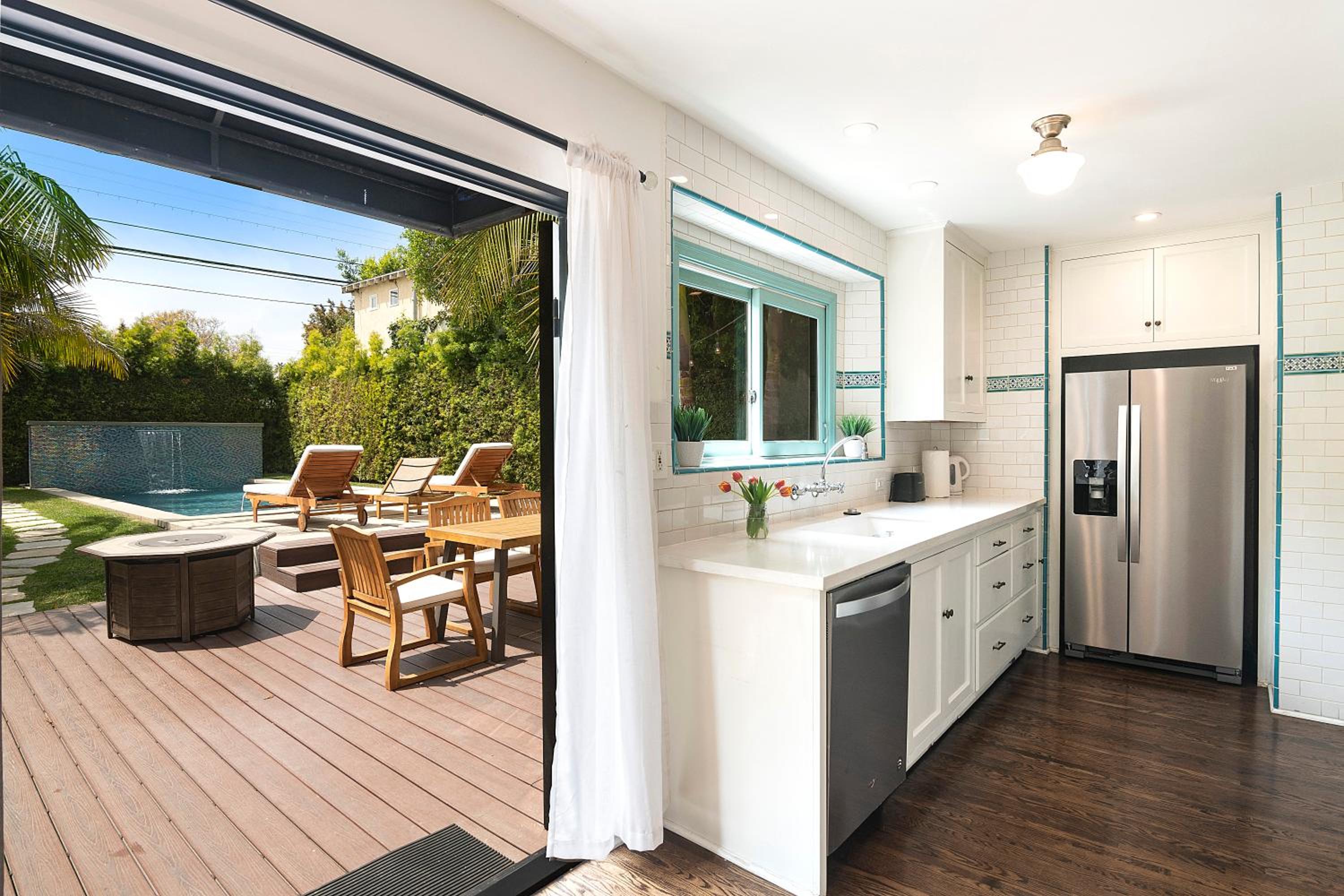 Beautiful Large 3 Bedroom 2 Bath Plus Pool and Jacuzzi