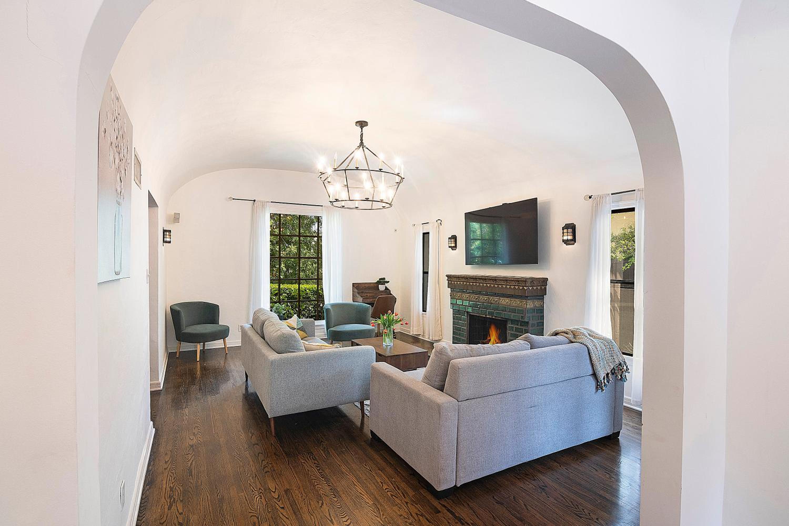 Beautiful Large 3 Bedroom 2 Bath Plus Pool and Jacuzzi