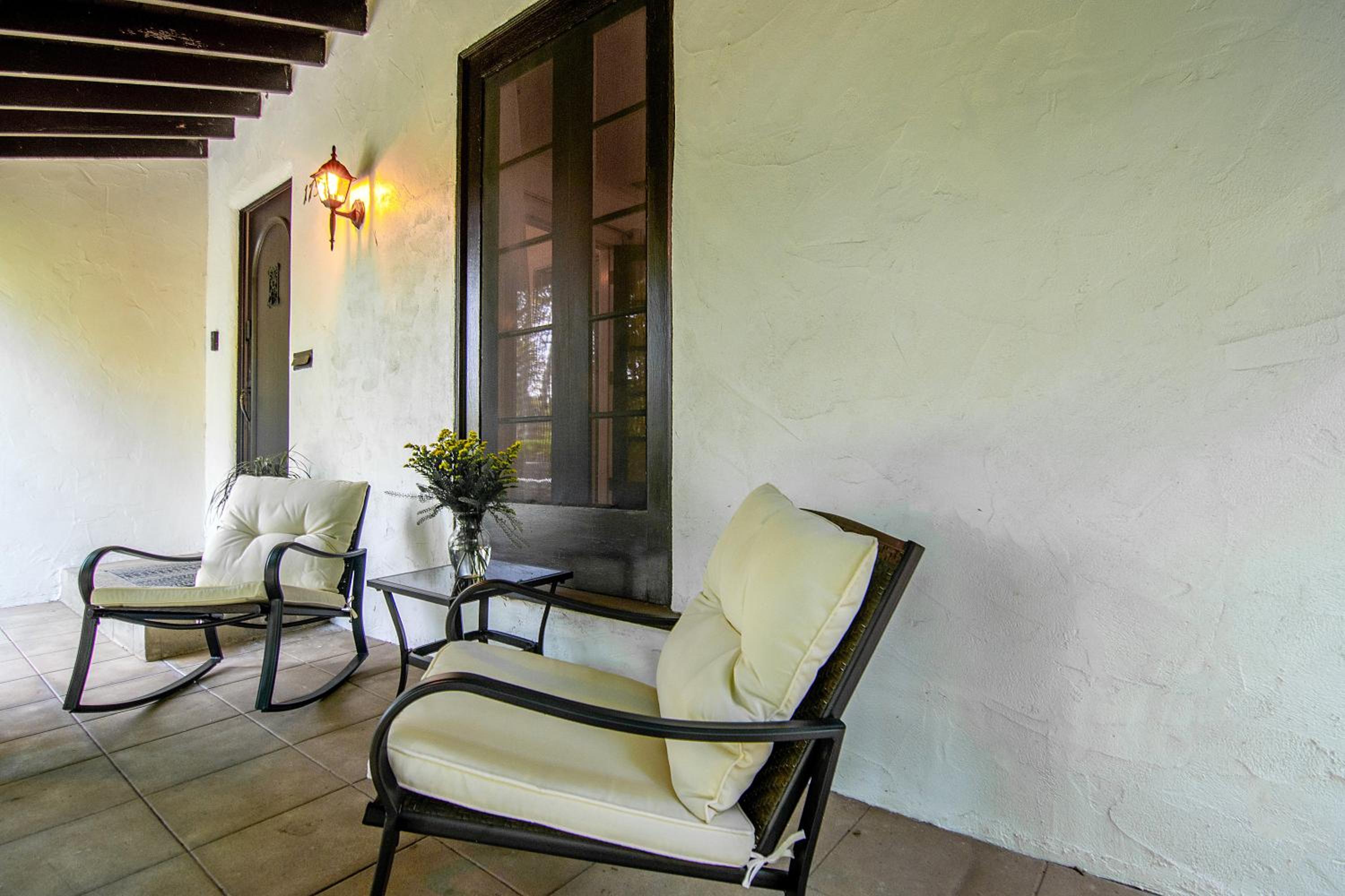 Beautiful Large 3 Bedroom 2 Bath Plus Pool and Jacuzzi