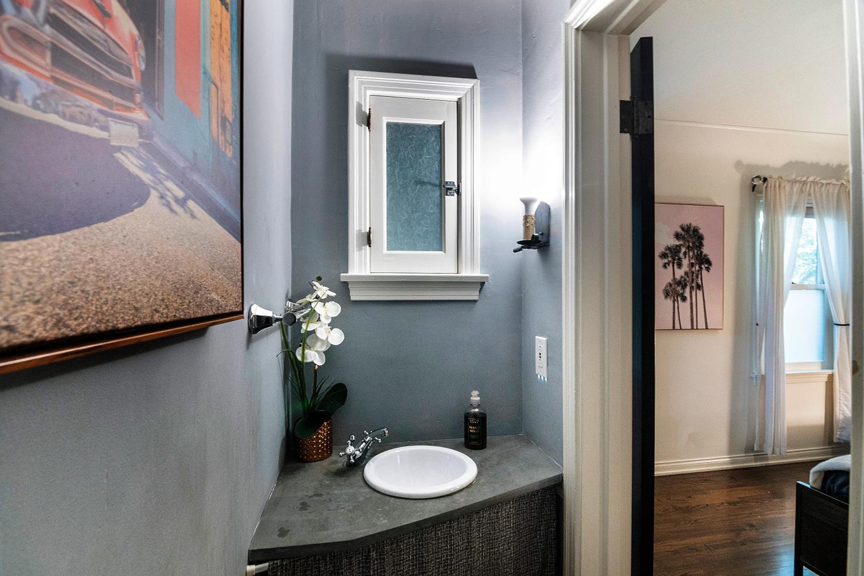 Beautiful Large 3 Bedroom 2 Bath Plus Pool and Jacuzzi