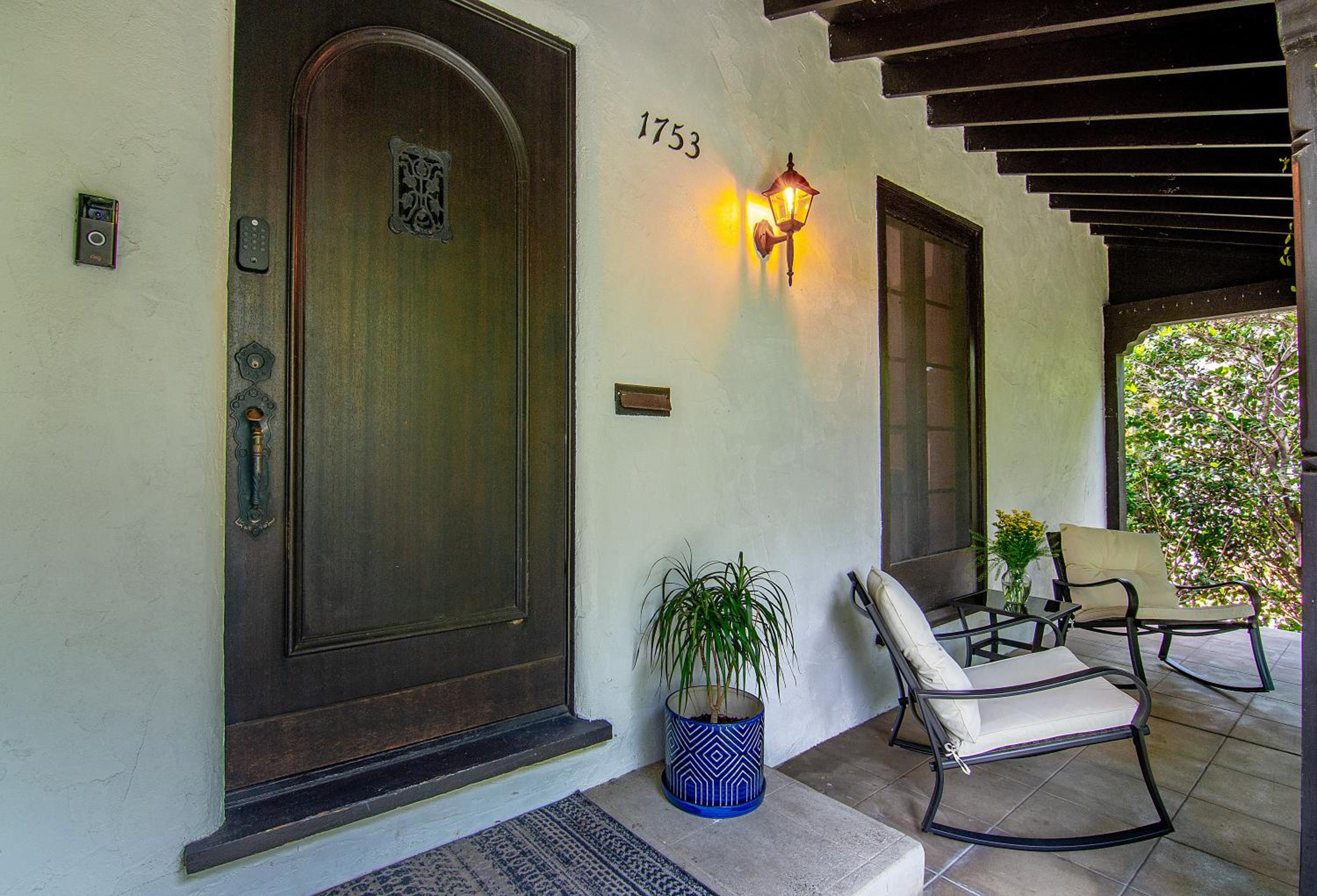 Beautiful Large 3 Bedroom 2 Bath Plus Pool and Jacuzzi
