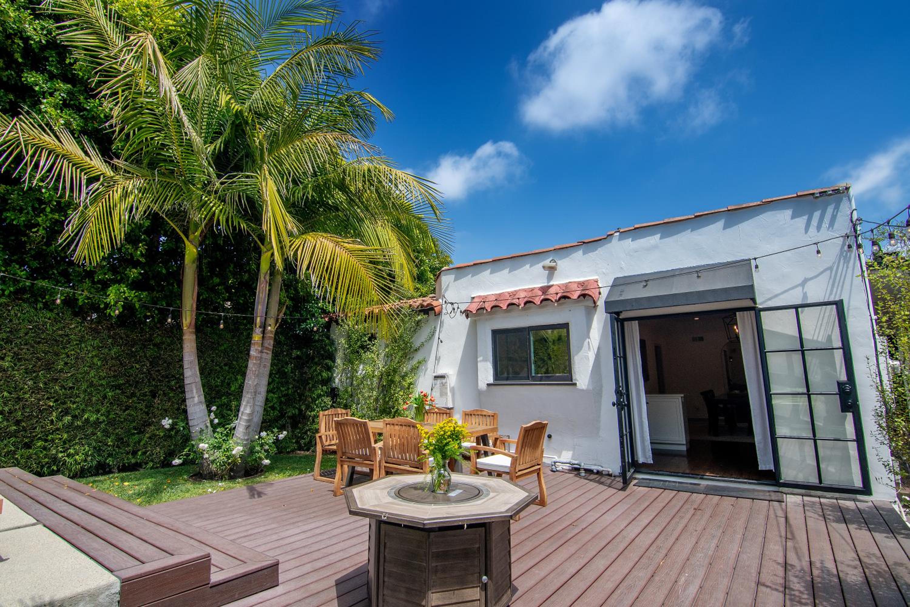 Beautiful Large 3 Bedroom 2 Bath Plus Pool and Jacuzzi