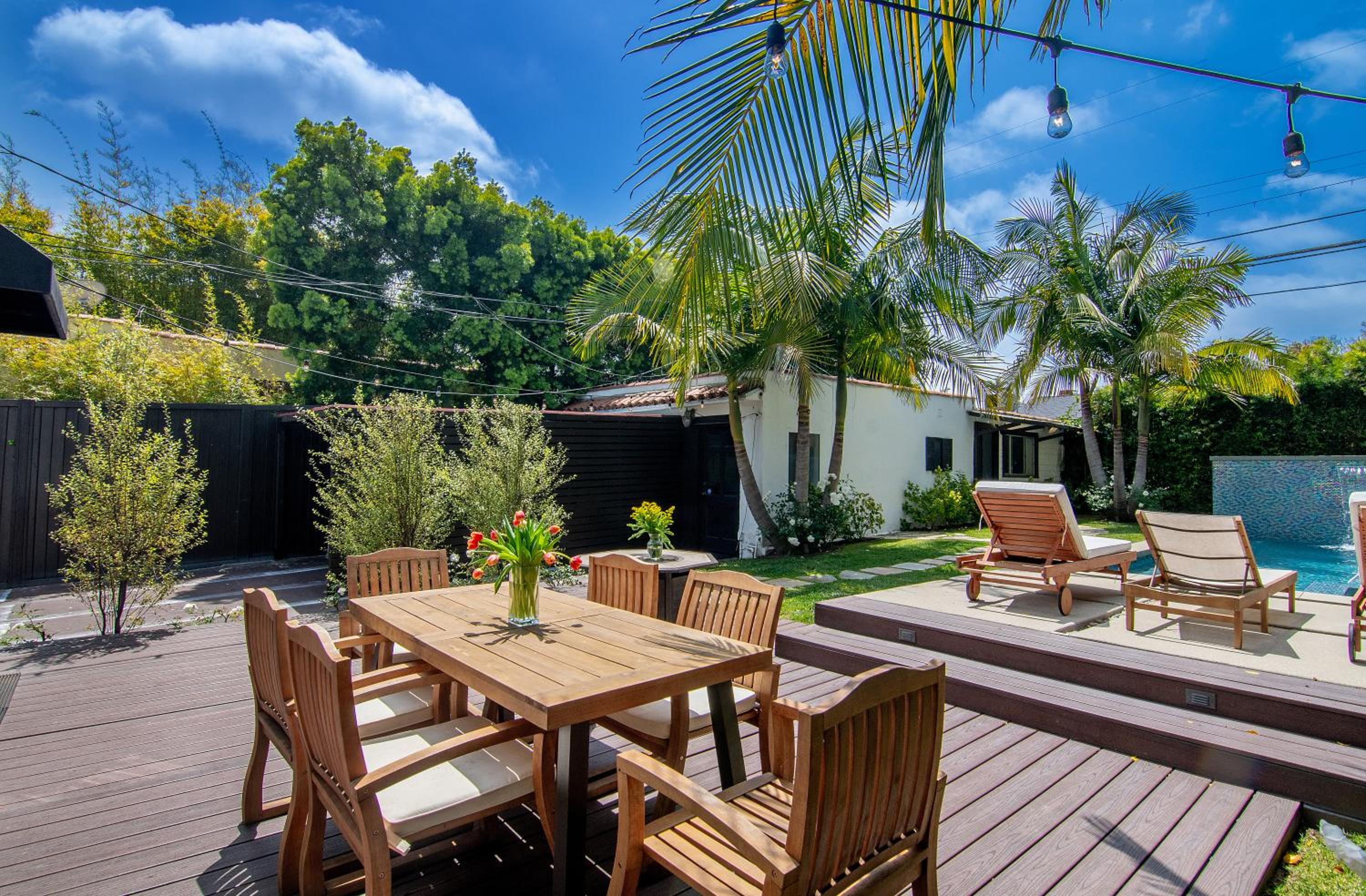 Beautiful Large 3 Bedroom 2 Bath Plus Pool and Jacuzzi