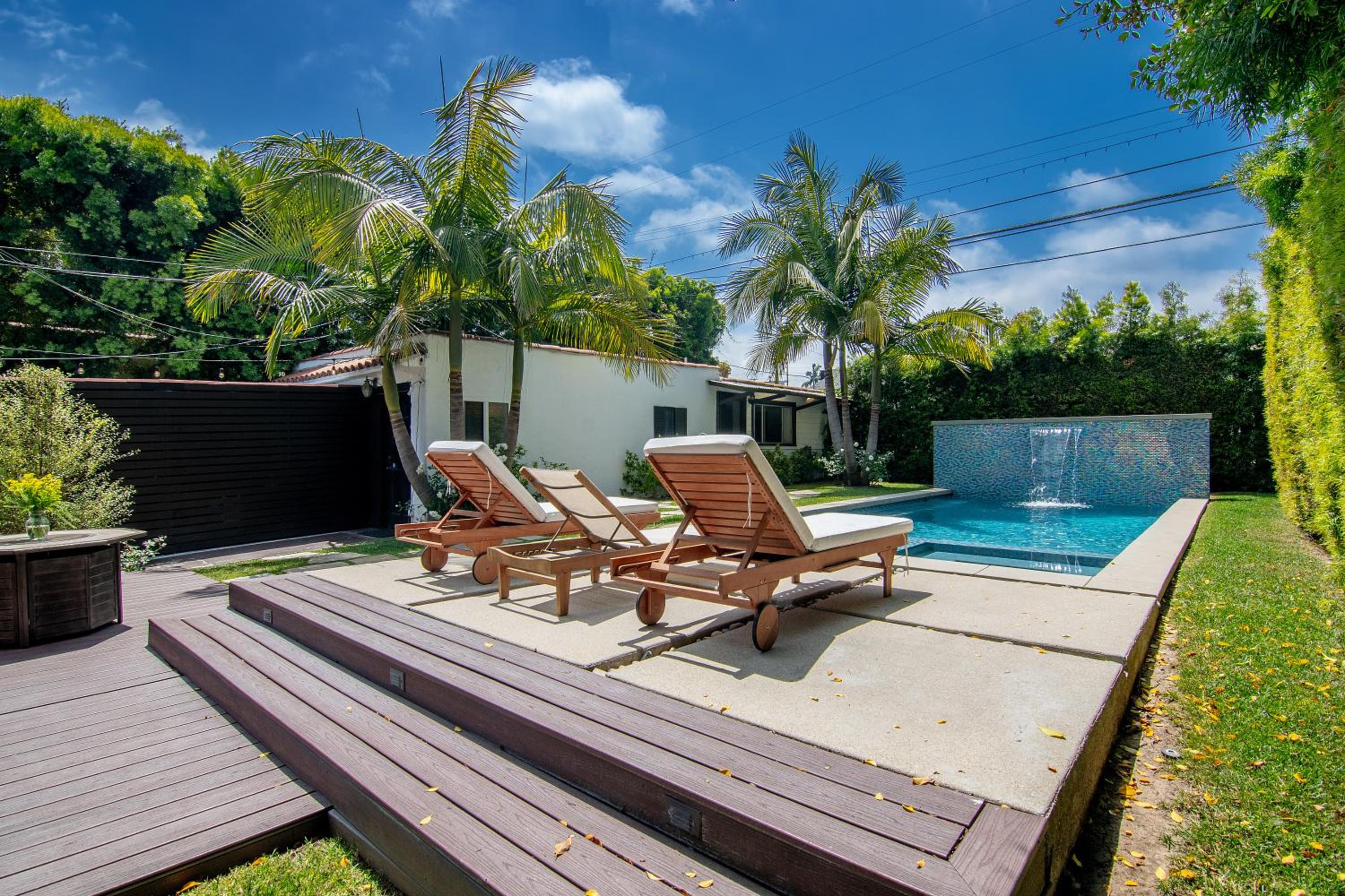 Beautiful Large 3 Bedroom 2 Bath Plus Pool and Jacuzzi