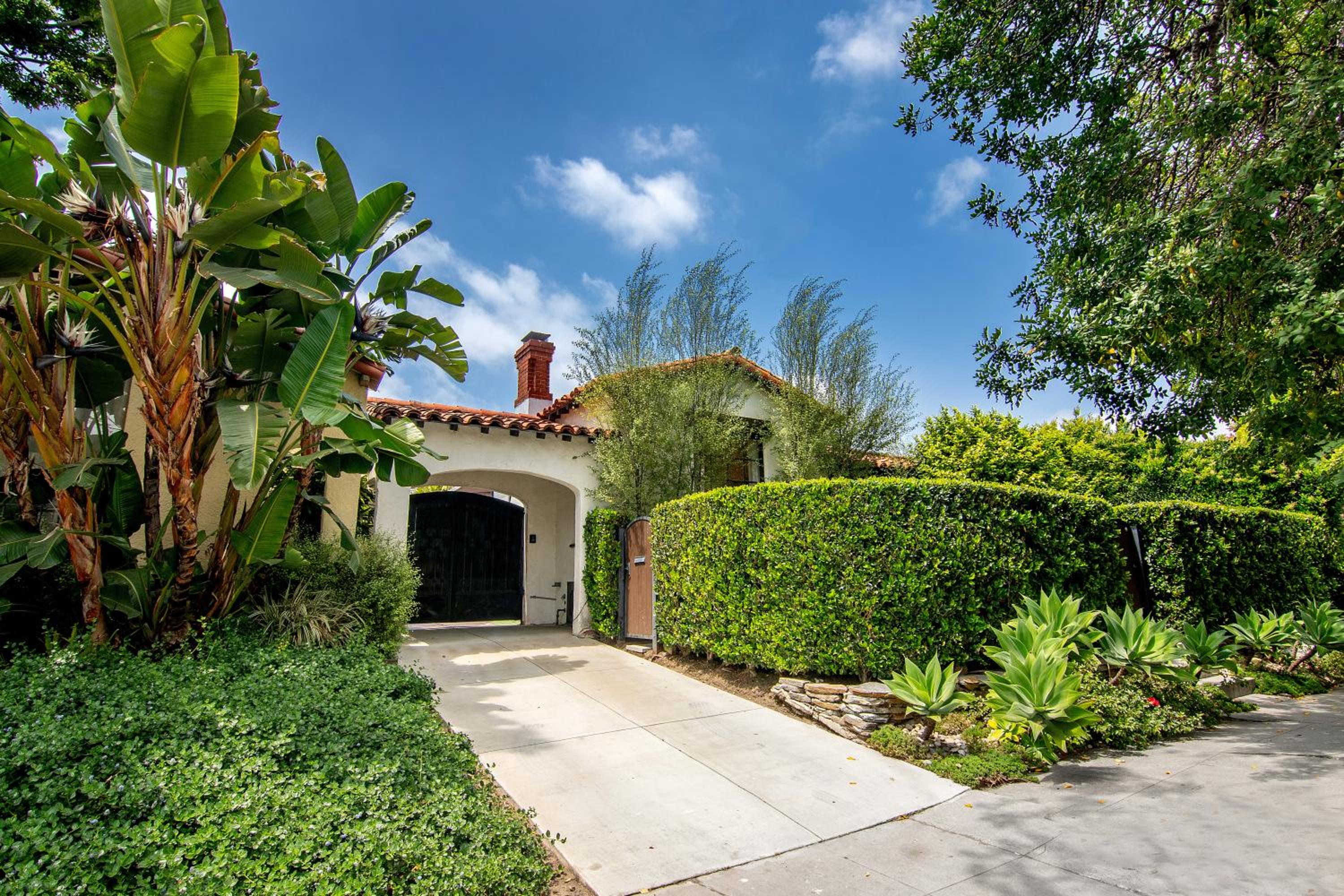 Beautiful Large 3 Bedroom 2 Bath Plus Pool and Jacuzzi