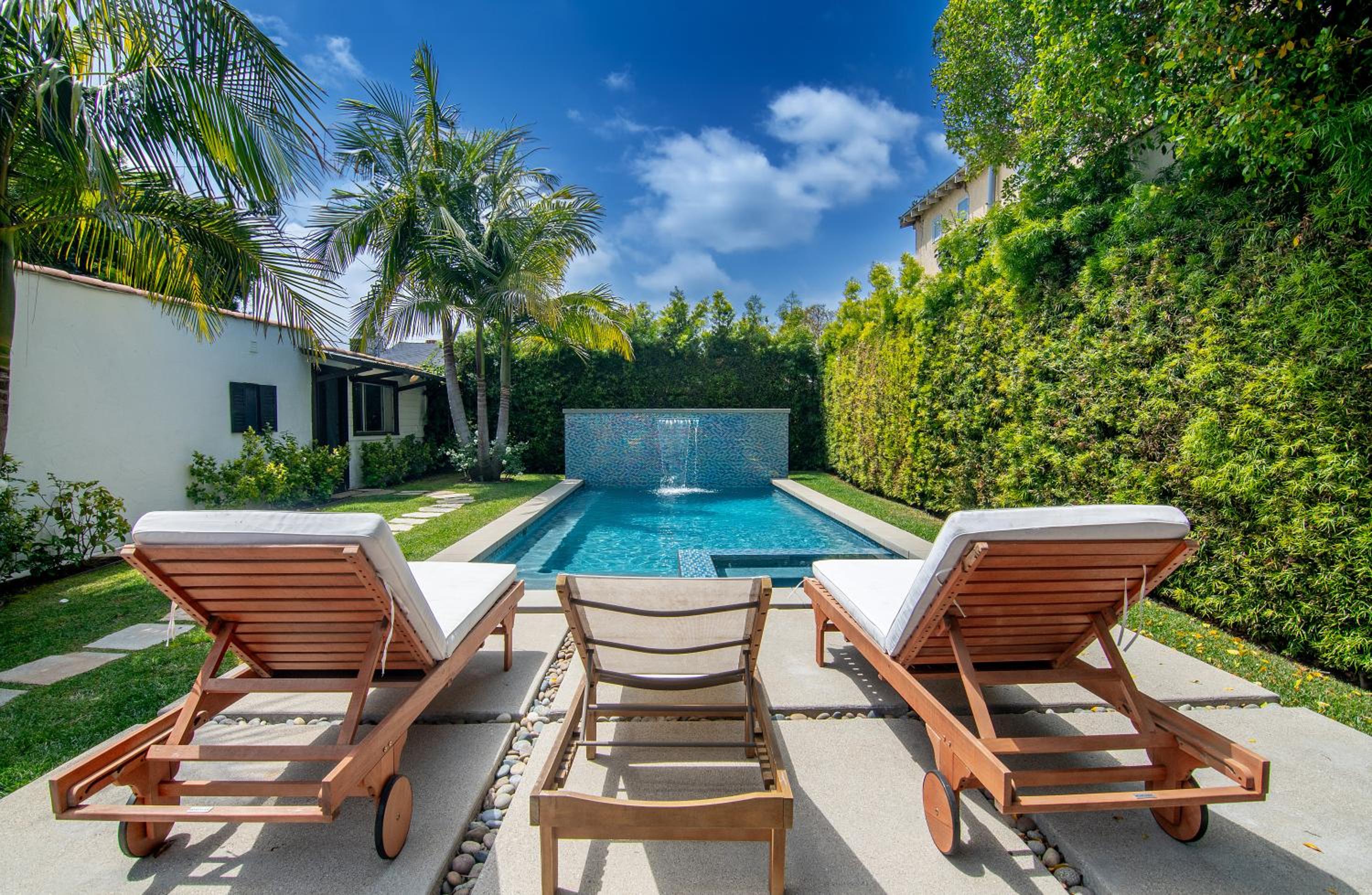 Beautiful Large 3 Bedroom 2 Bath Plus Pool and Jacuzzi