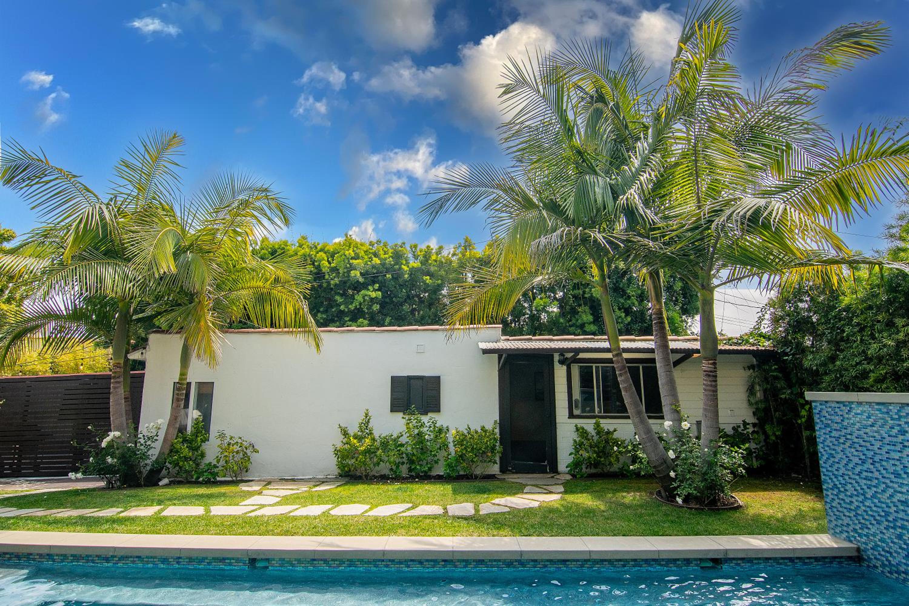 Beautiful Large 3 Bedroom 2 Bath Plus Pool and Jacuzzi