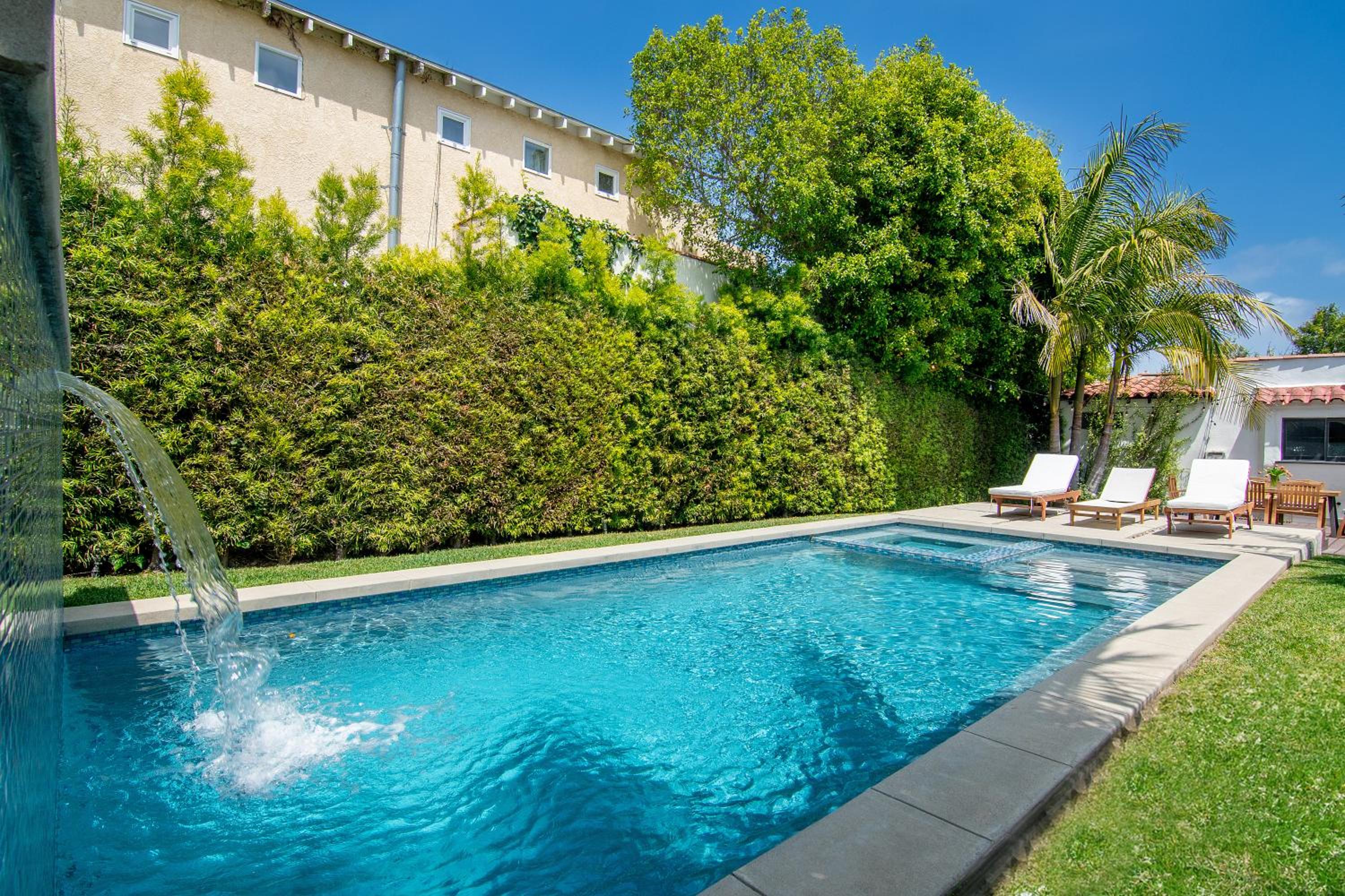 Beautiful Large 3 Bedroom 2 Bath Plus Pool and Jacuzzi