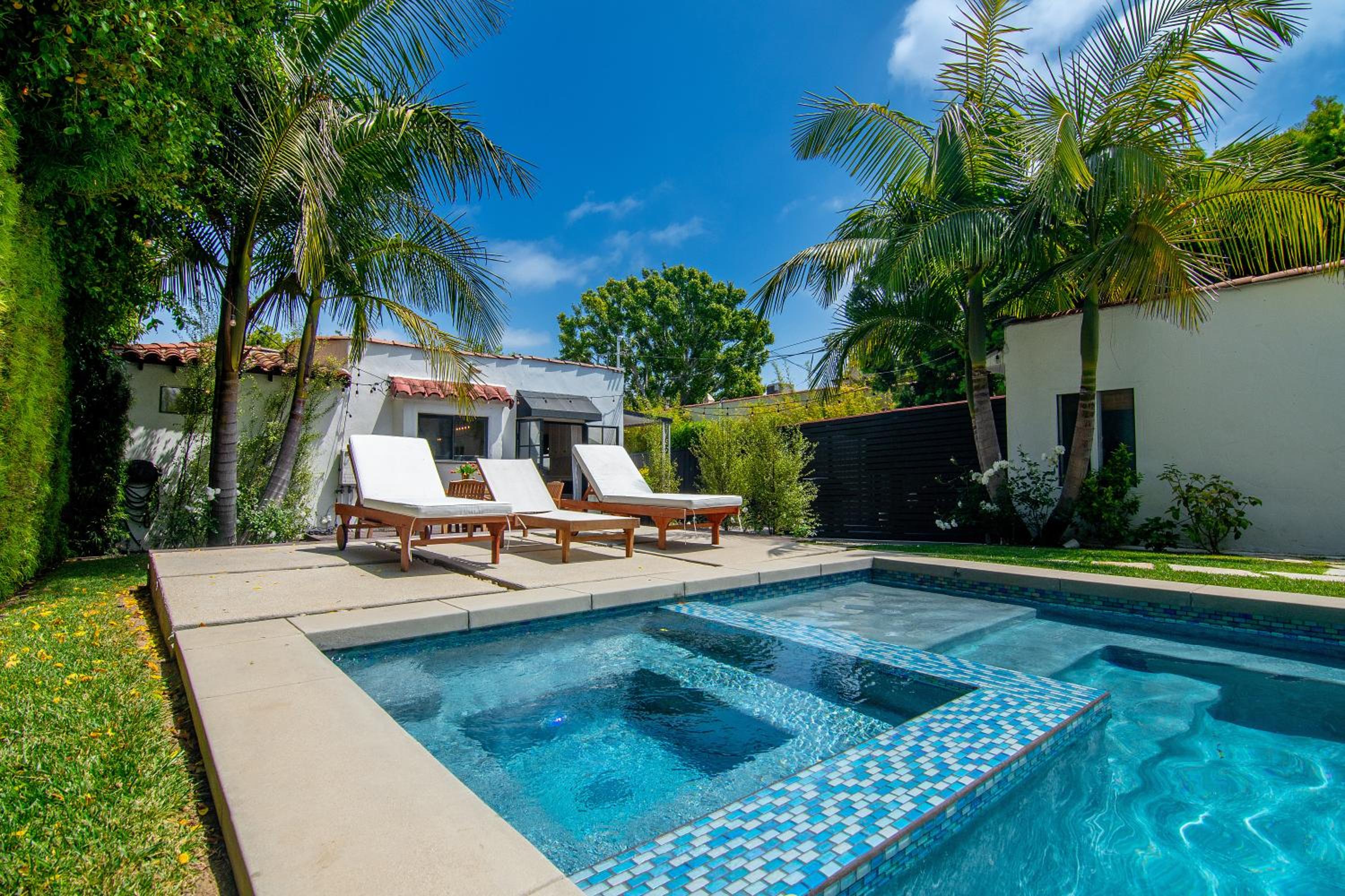 Beautiful Large 3 Bedroom 2 Bath Plus Pool and Jacuzzi