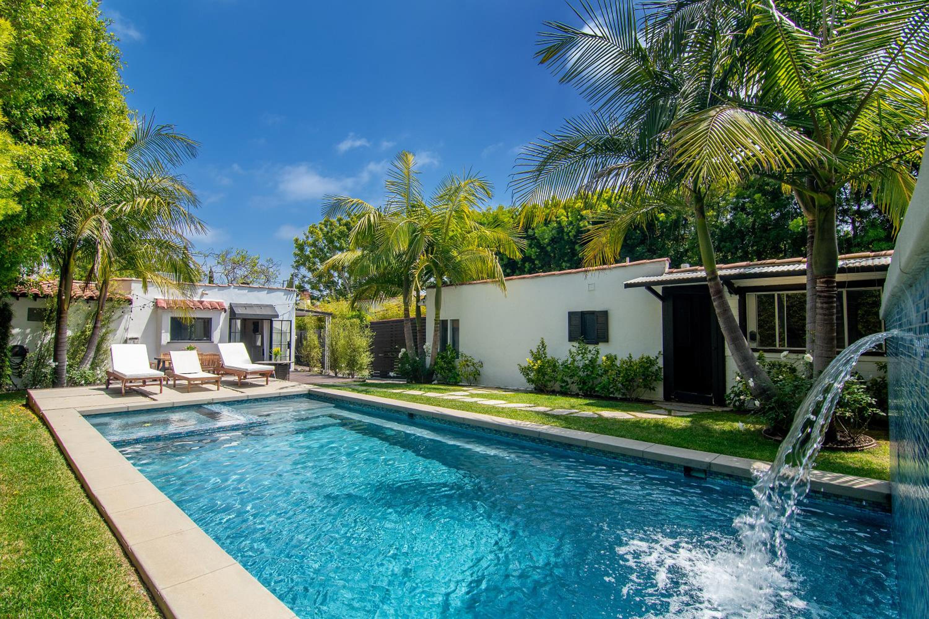 Beautiful Large 3 Bedroom 2 Bath Plus Pool and Jacuzzi