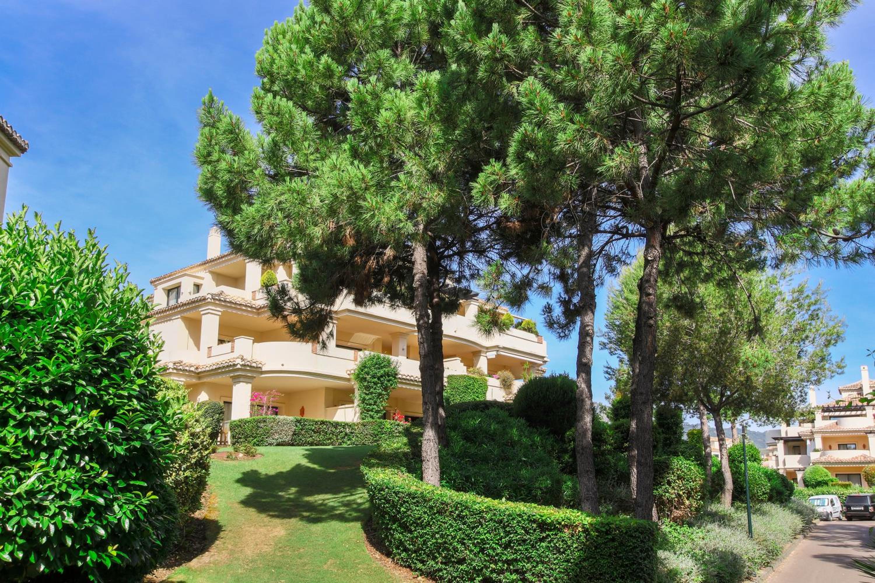 Luxury 3-bed apt Capanes del Golf view 4