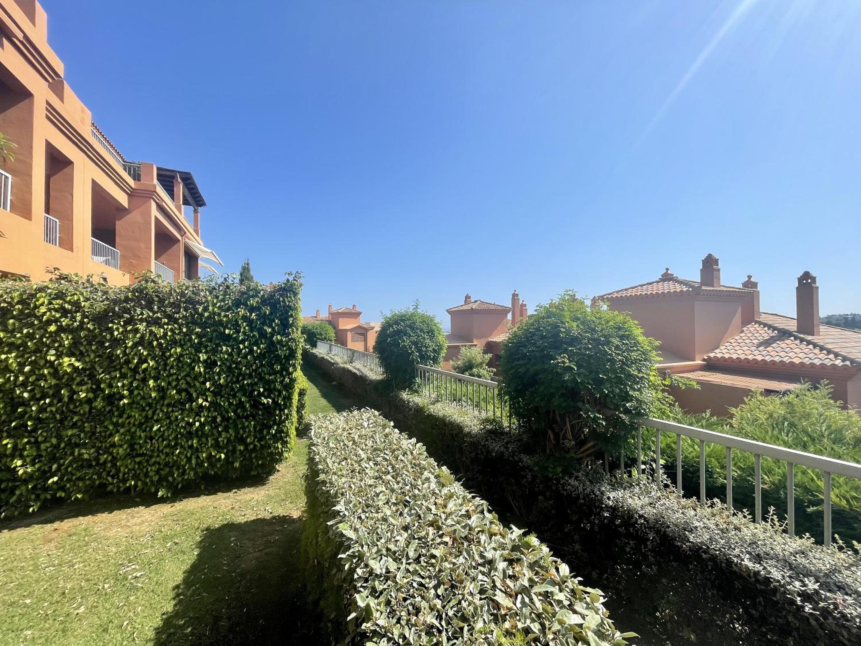 Luxury 2-bed apt in Benatalaya view 5