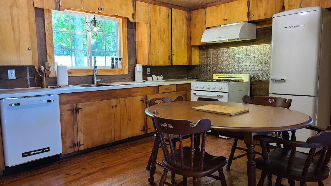 Leesville Vacations - Back in time 1940s Lakeview House - Property Image 2