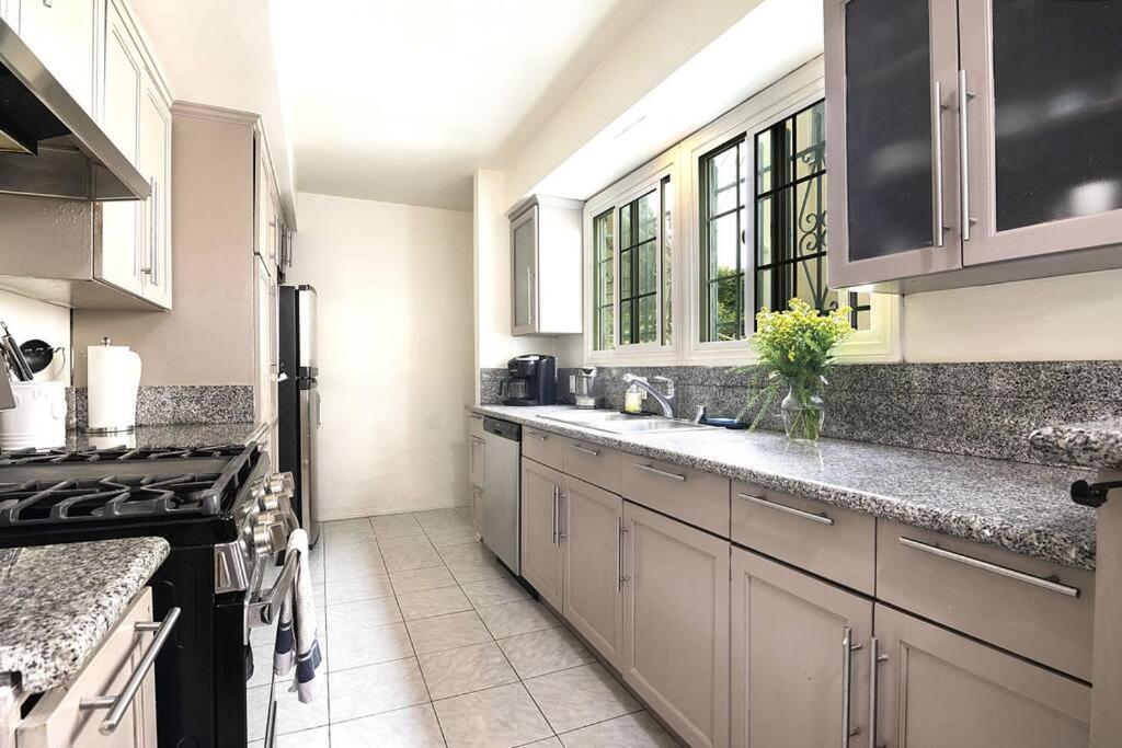 Beautiful Spanish Home with Pool Beverly Hills Adj