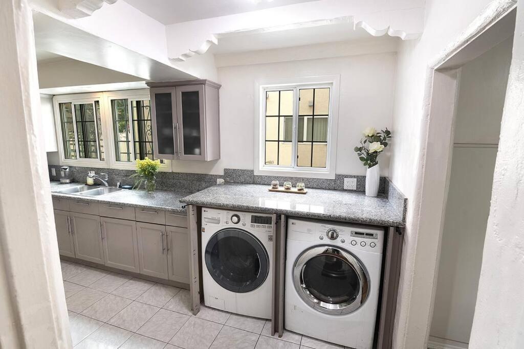Beautiful Spanish Home with Pool Beverly Hills Adj